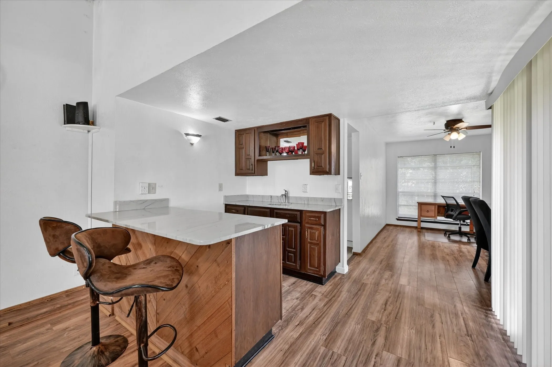 Single Family Residence For Sale in Tarrant County , 2705 Treeview Drive, Arlington, Texas 76016, 3 Bedroom, 2 Bathroom, 2 Garage spaces, 1,886 Sqft, built in 1978, mls#21251094, Real Estate Agent in Arlington, Homes For Sale in Tarrant county, Homes For Sale in Arlington, Realtor in Arlington Texas, Real Estate Brokerage Independent Realty Texas, Luminita Cordes Realtor