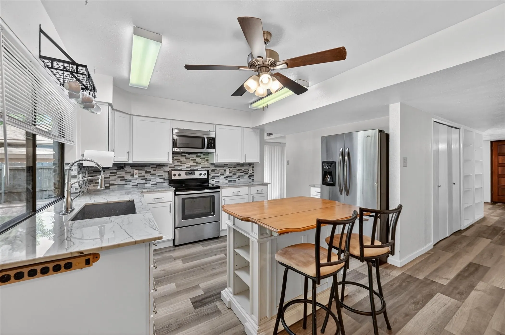 Single Family Residence For Sale in Tarrant County , 2705 Treeview Drive, Arlington, Texas 76016, 3 Bedroom, 2 Bathroom, 2 Garage spaces, 1,886 Sqft, built in 1978, mls#21251094, Real Estate Agent in Arlington, Homes For Sale in Tarrant county, Homes For Sale in Arlington, Realtor in Arlington Texas, Real Estate Brokerage Independent Realty Texas, Luminita Cordes Realtor