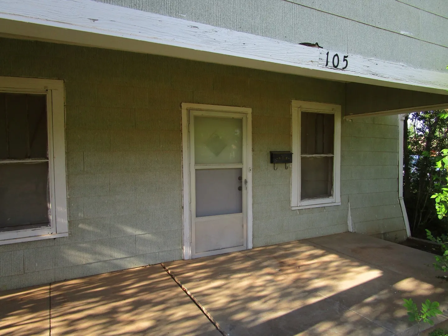 Single Family Residence For Sale in Mitchell County , 105 E 9th Street, Colorado City, Texas 79512, 2 Bedroom, 1 Bathroom, Garage spaces, 1,204 Sqft, built in 1938, Preowned, mls#21251165, Real Estate Agent in Colorado City, Homes For Sale in Mitchell county, Homes For Sale in Colorado City, Realtor in Colorado City Texas, Real Estate Brokerage Independent Realty Texas, Luminita Cordes Realtor