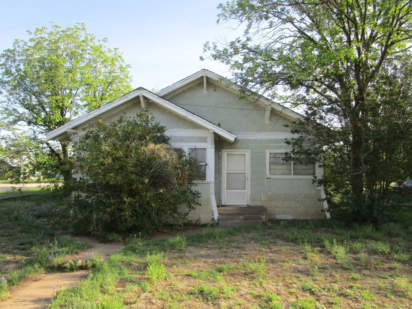 Single Family Residence For Sale in Mitchell County , 105 E 9th Street, Colorado City, Texas 79512, 2 Bedroom, 1 Bathroom, Garage spaces, 1,204 Sqft, built in 1938, Preowned, mls#21251165, Real Estate Agent in Colorado City, Homes For Sale in Mitchell county, Homes For Sale in Colorado City, Realtor in Colorado City Texas, Real Estate Brokerage Independent Realty Texas, Luminita Cordes Realtor