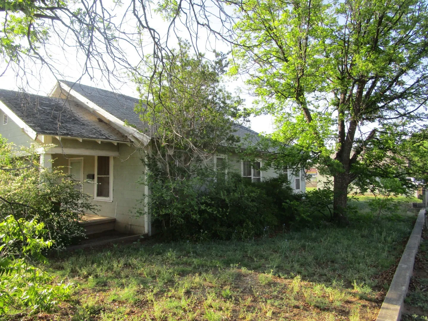 Single Family Residence For Sale in Mitchell County , 105 E 9th Street, Colorado City, Texas 79512, 2 Bedroom, 1 Bathroom, Garage spaces, 1,204 Sqft, built in 1938, Preowned, mls#21251165, Real Estate Agent in Colorado City, Homes For Sale in Mitchell county, Homes For Sale in Colorado City, Realtor in Colorado City Texas, Real Estate Brokerage Independent Realty Texas, Luminita Cordes Realtor