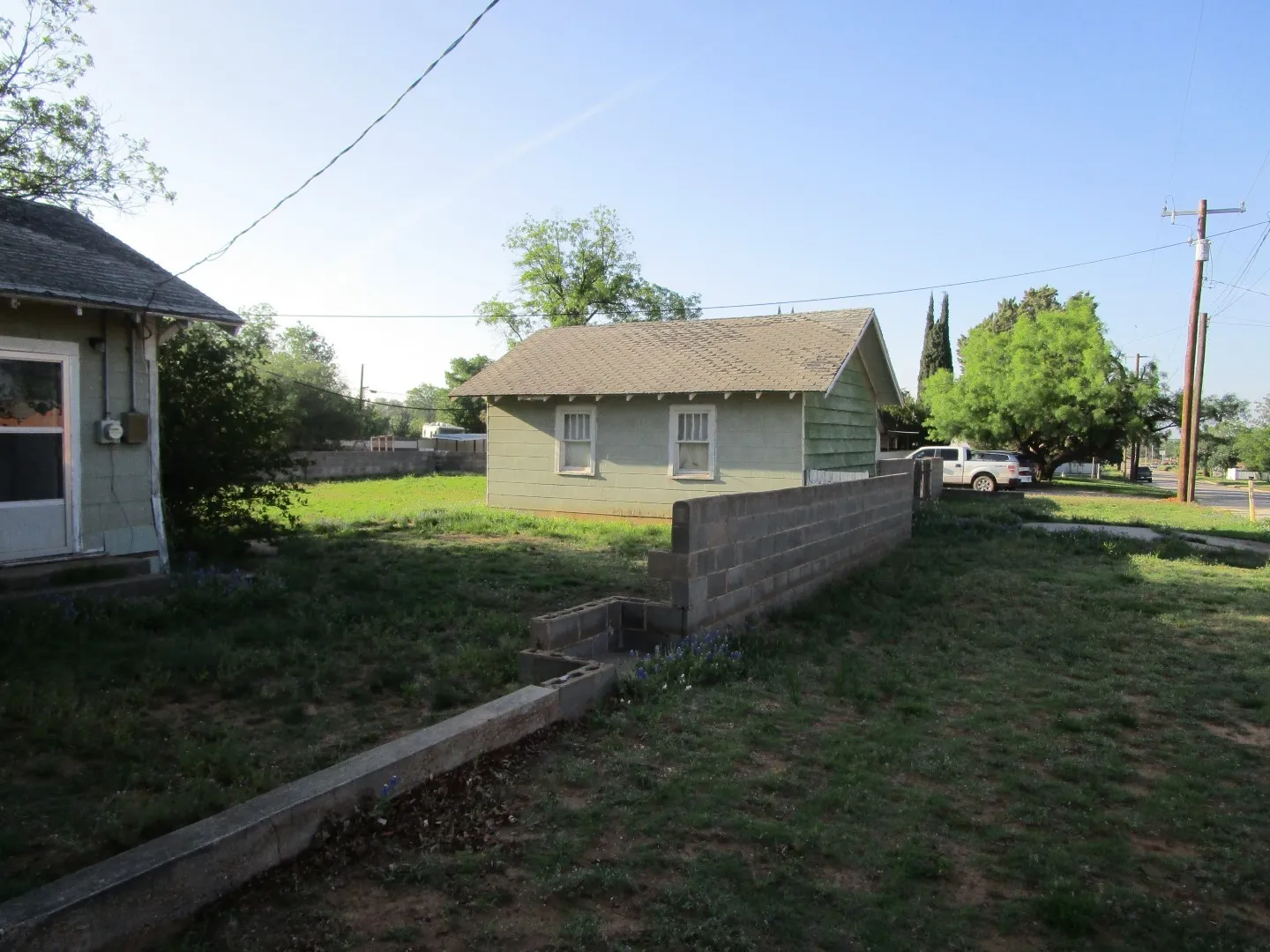 Single Family Residence For Sale in Mitchell County , 105 E 9th Street, Colorado City, Texas 79512, 2 Bedroom, 1 Bathroom, Garage spaces, 1,204 Sqft, built in 1938, Preowned, mls#21251165, Real Estate Agent in Colorado City, Homes For Sale in Mitchell county, Homes For Sale in Colorado City, Realtor in Colorado City Texas, Real Estate Brokerage Independent Realty Texas, Luminita Cordes Realtor
