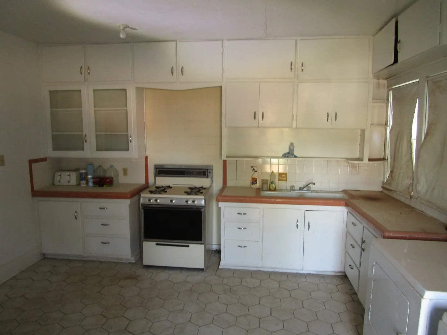 Single Family Residence For Sale in Mitchell County , 105 E 9th Street, Colorado City, Texas 79512, 2 Bedroom, 1 Bathroom, Garage spaces, 1,204 Sqft, built in 1938, Preowned, mls#21251165, Real Estate Agent in Colorado City, Homes For Sale in Mitchell county, Homes For Sale in Colorado City, Realtor in Colorado City Texas, Real Estate Brokerage Independent Realty Texas, Luminita Cordes Realtor