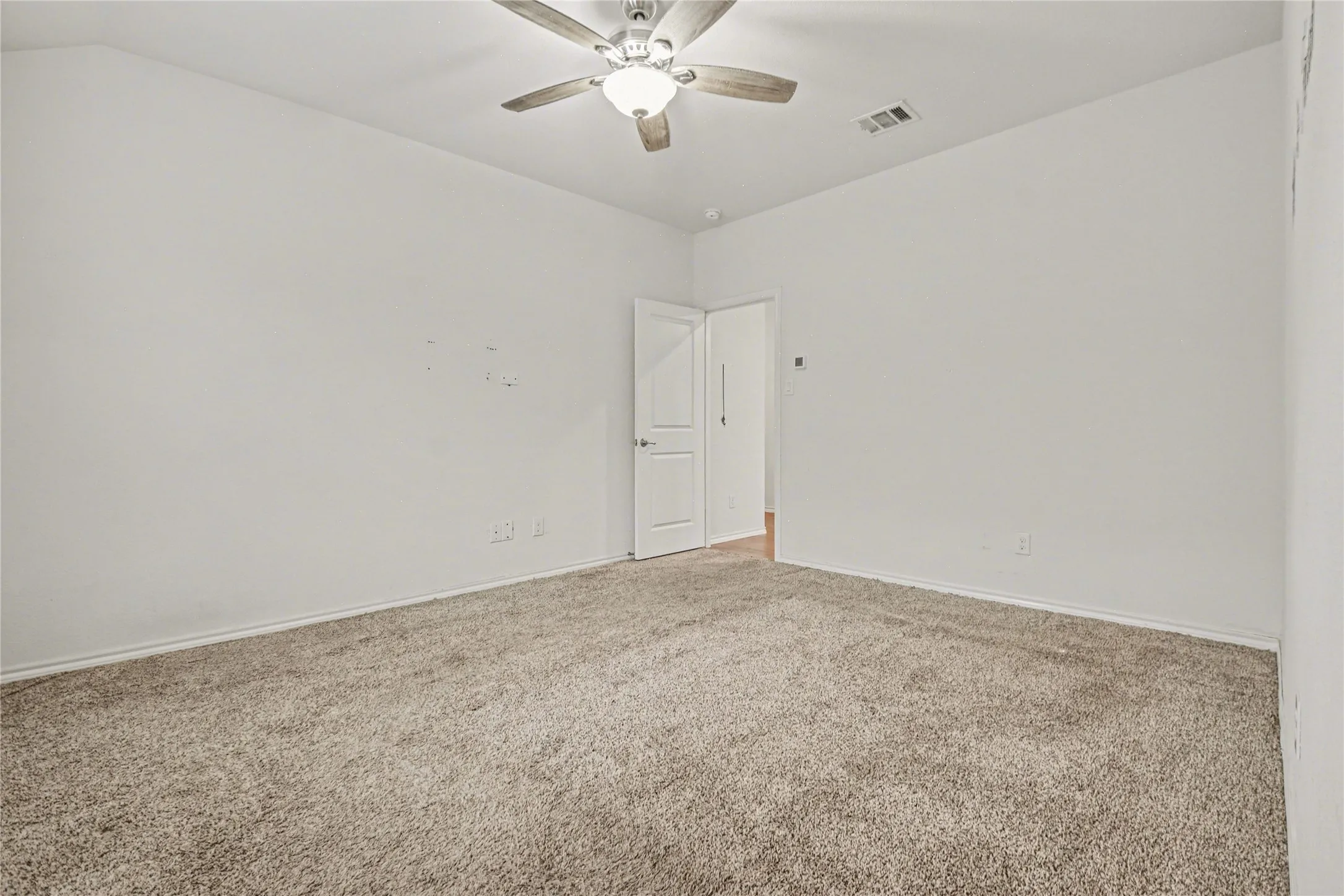 Single Family Residence For Sale in Kaufman County , 3119 Holstein Drive, Forney, Texas 75126, 3 Bedroom, 2 Bathroom, 2 Garage spaces, 1,286 Sqft, built in 2020, Preowned, mls#21249997, Real Estate Agent in Forney, Homes For Sale in Kaufman county, Homes For Sale in Forney, Realtor in Forney Texas, Real Estate Brokerage Independent Realty Texas, Luminita Cordes Realtor