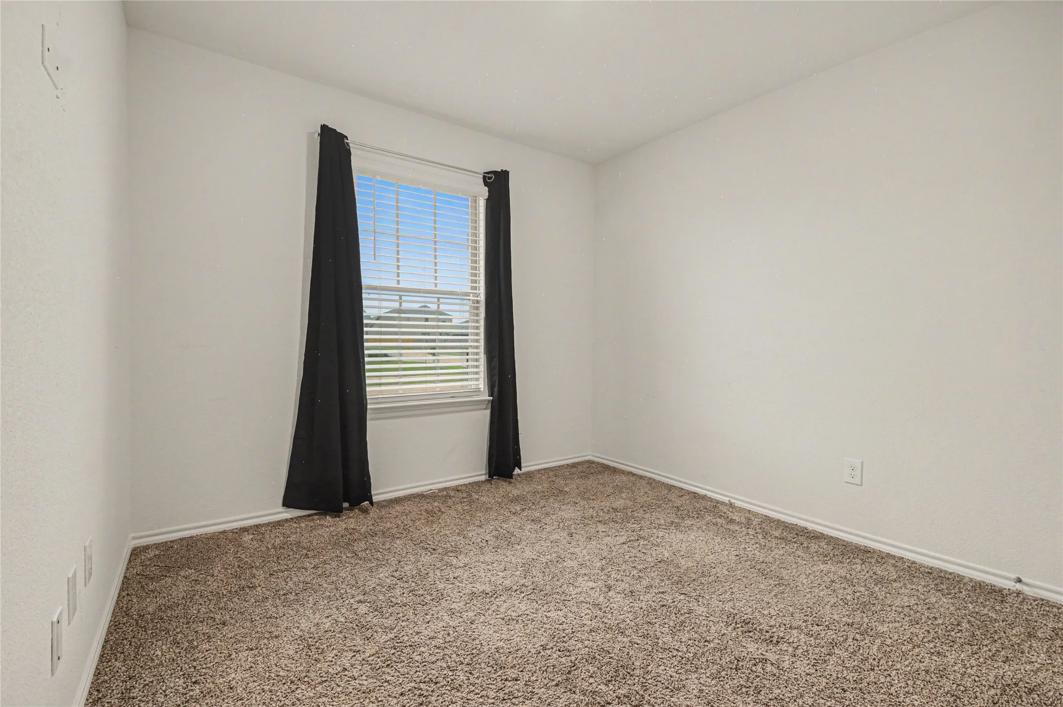 Single Family Residence For Sale in Kaufman County , 3119 Holstein Drive, Forney, Texas 75126, 3 Bedroom, 2 Bathroom, 2 Garage spaces, 1,286 Sqft, built in 2020, Preowned, mls#21249997, Real Estate Agent in Forney, Homes For Sale in Kaufman county, Homes For Sale in Forney, Realtor in Forney Texas, Real Estate Brokerage Independent Realty Texas, Luminita Cordes Realtor