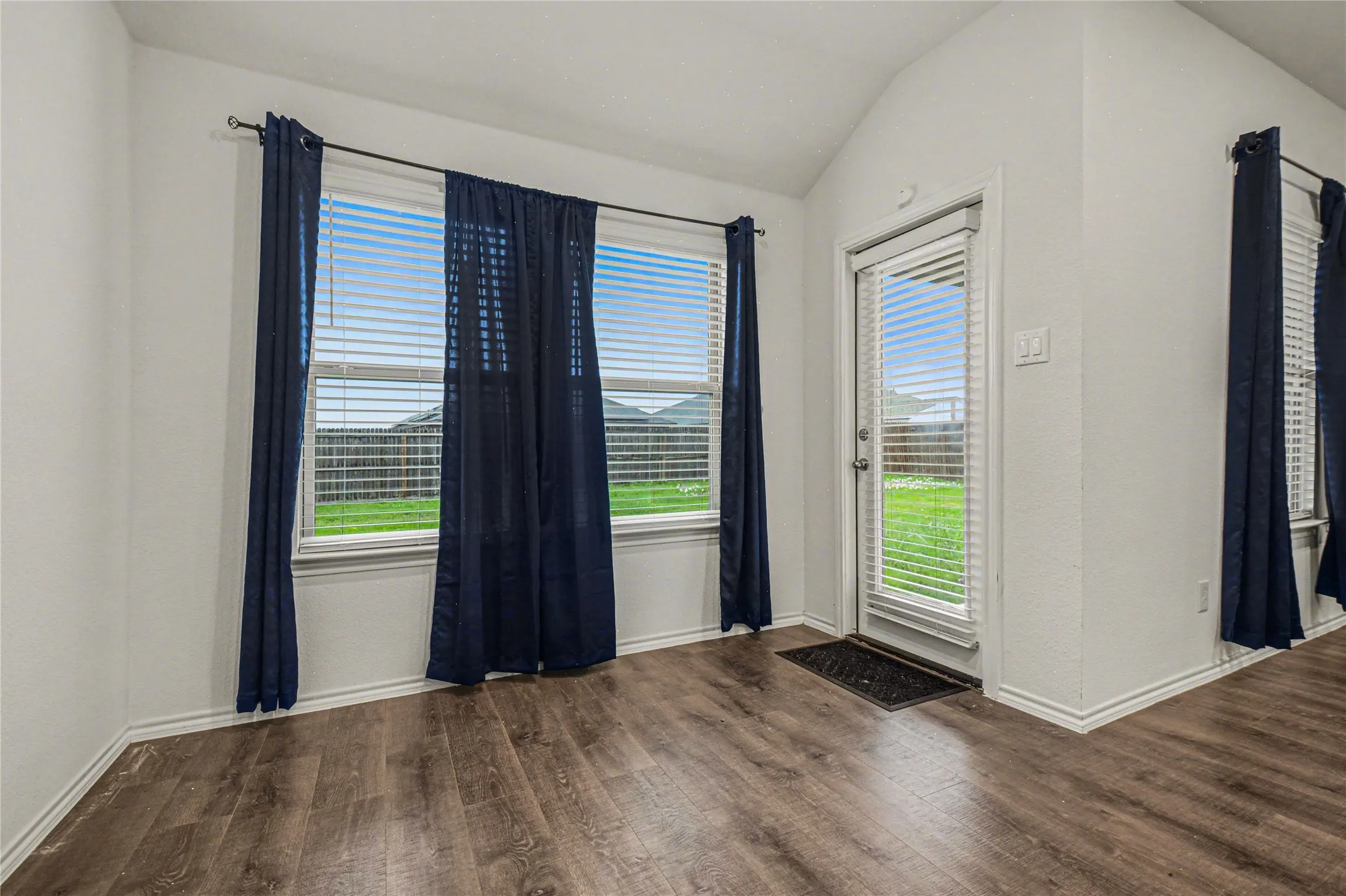 Single Family Residence For Sale in Kaufman County , 3119 Holstein Drive, Forney, Texas 75126, 3 Bedroom, 2 Bathroom, 2 Garage spaces, 1,286 Sqft, built in 2020, Preowned, mls#21249997, Real Estate Agent in Forney, Homes For Sale in Kaufman county, Homes For Sale in Forney, Realtor in Forney Texas, Real Estate Brokerage Independent Realty Texas, Luminita Cordes Realtor