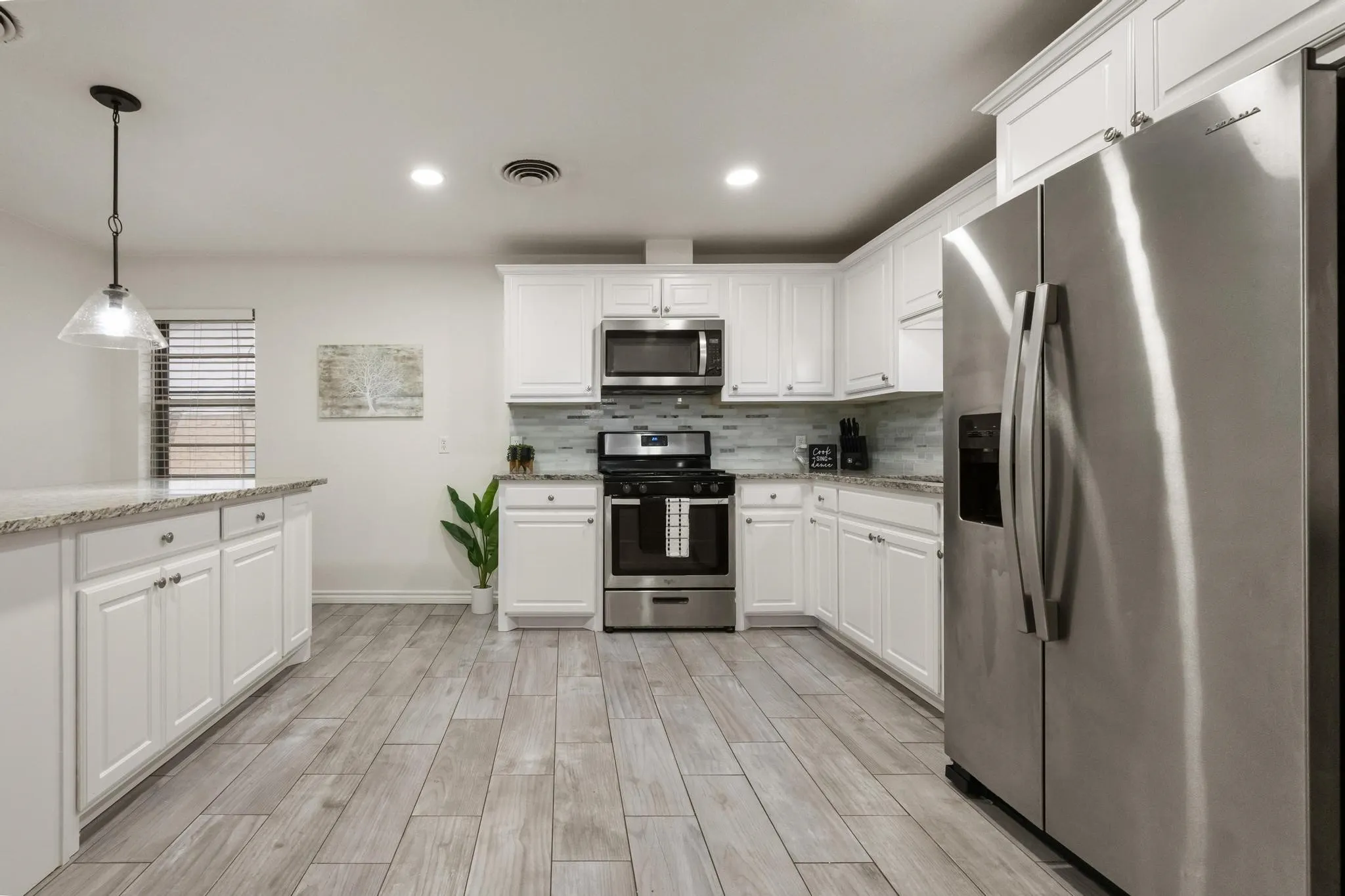 Thoughtfully designed, this kitchen not only meets the needs of everyday cooking but also creates an inviting atmosphere for family gatherings and social events. Experience the perfect blend of luxury and practicality in this stunning kitchen, truly the heart of the home.