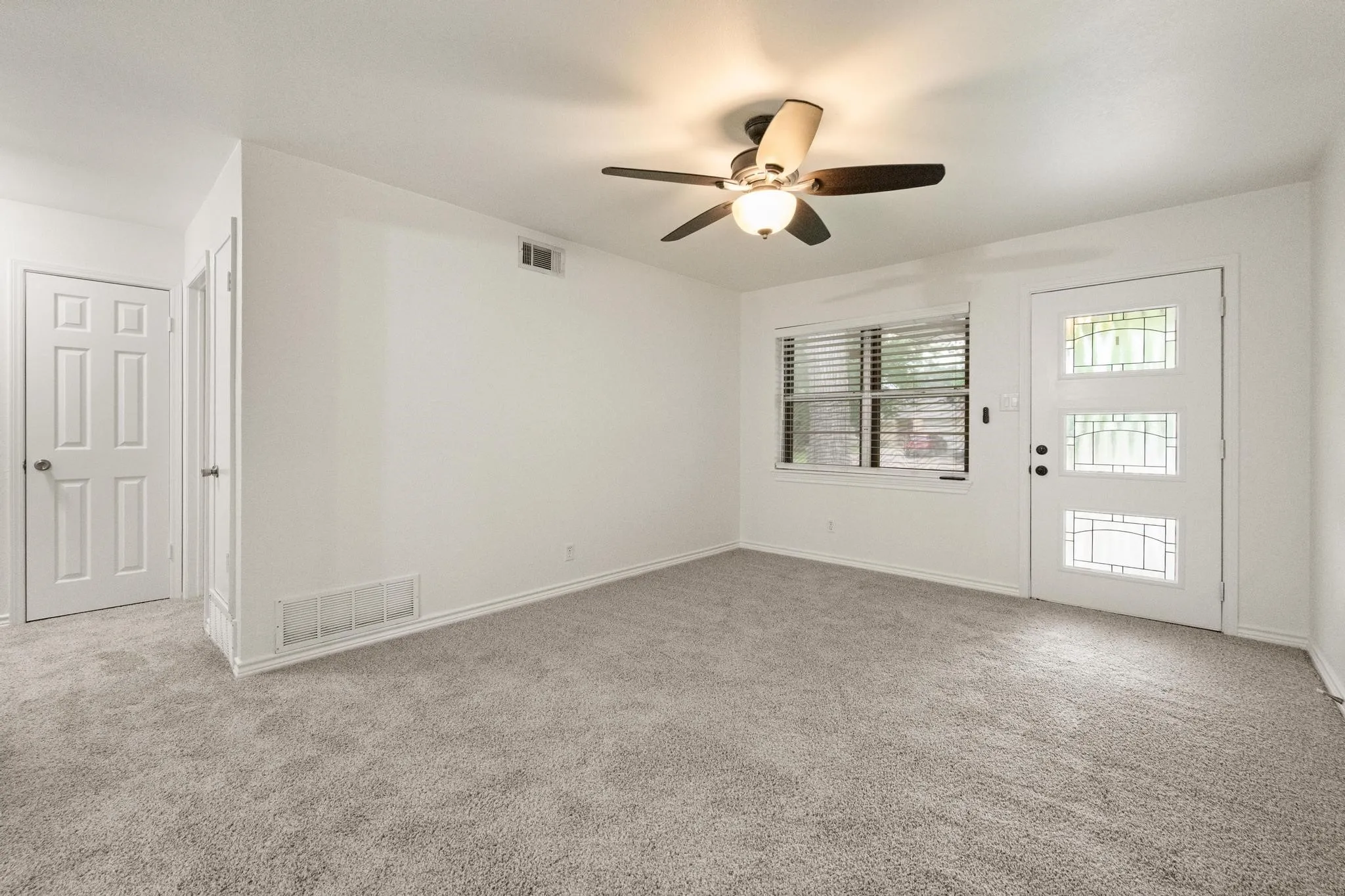 Single Family Residence For Sale in Dallas County , 1710 Western Park Drive, Dallas, Texas 75211, 3 Bedroom, 2 Bathroom, 1 Garage spaces, 1,741 Sqft, built in 1965, mls#21250892, Real Estate Agent in Dallas, Homes For Sale in Dallas county, Homes For Sale in Dallas, Realtor in Dallas Texas, Real Estate Brokerage Independent Realty Texas, Luminita Cordes Realtor