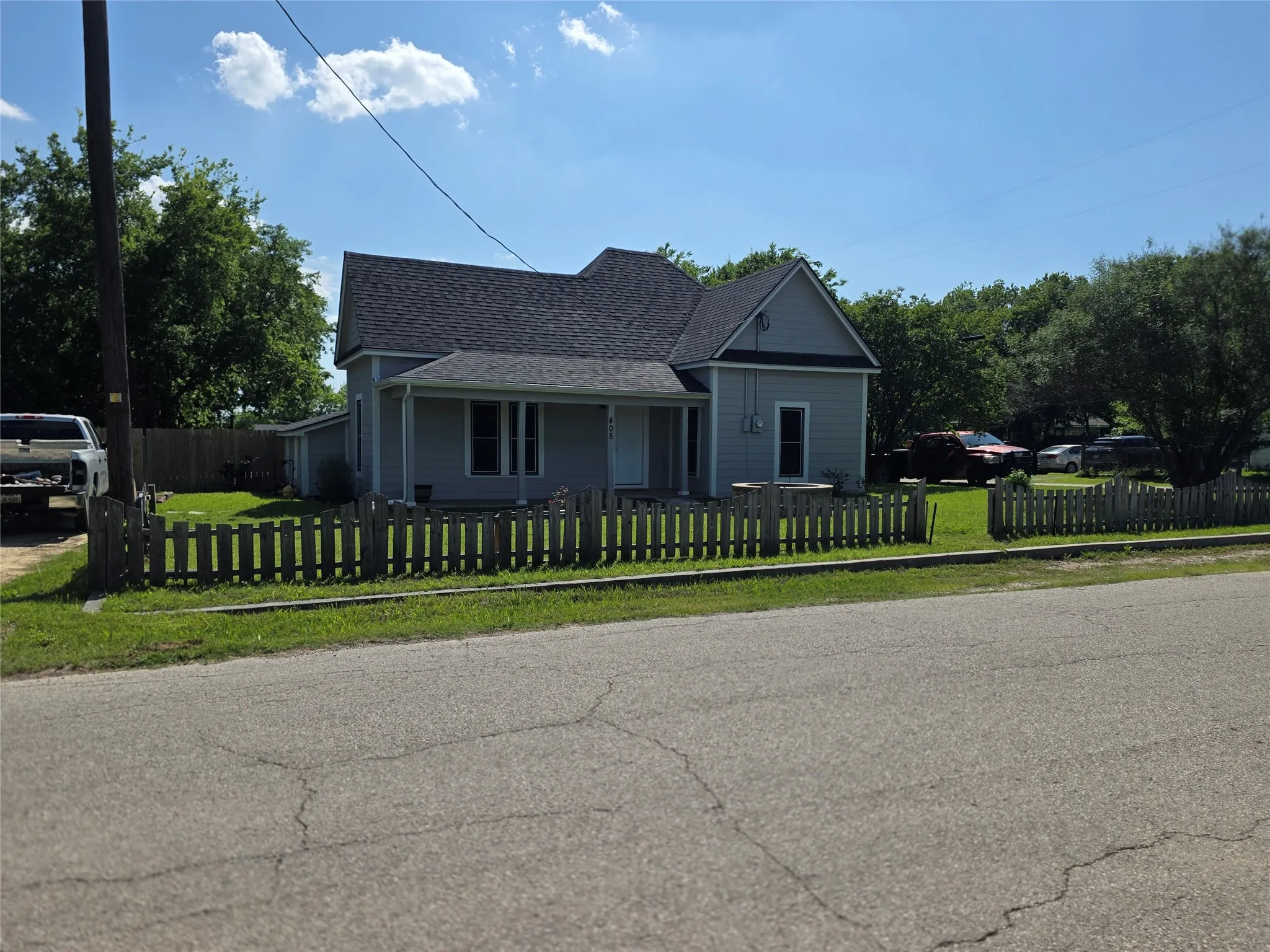 Single Family Residence For Sale in Johnson County , 405 W Graham Street, Godley, Texas 76044, 3 Bedroom, 2 Bathroom, Garage spaces, 1,764 Sqft, built in 1913, Preowned, mls#21251218, Real Estate Agent in Godley, Homes For Sale in Johnson county, Homes For Sale in Godley, Realtor in Godley Texas, Real Estate Brokerage Independent Realty Texas, Luminita Cordes Realtor