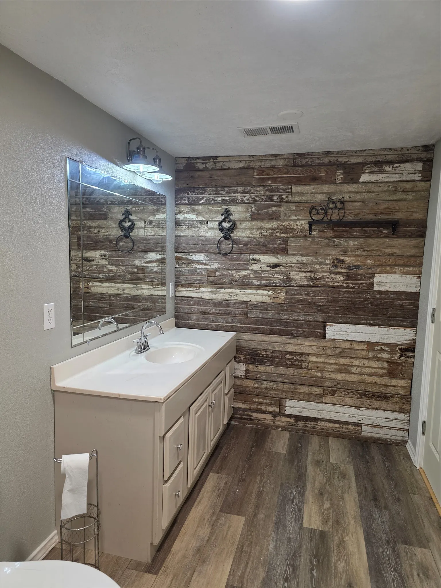 Single Family Residence For Sale in Johnson County , 405 W Graham Street, Godley, Texas 76044, 3 Bedroom, 2 Bathroom, Garage spaces, 1,764 Sqft, built in 1913, Preowned, mls#21251218, Real Estate Agent in Godley, Homes For Sale in Johnson county, Homes For Sale in Godley, Realtor in Godley Texas, Real Estate Brokerage Independent Realty Texas, Luminita Cordes Realtor