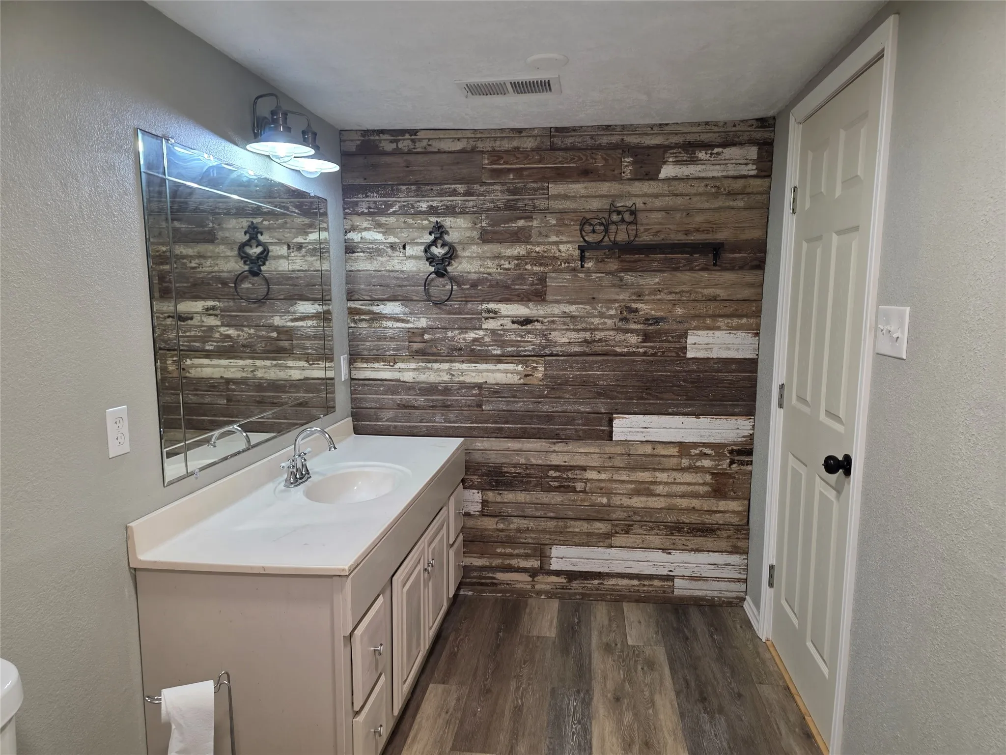 Single Family Residence For Sale in Johnson County , 405 W Graham Street, Godley, Texas 76044, 3 Bedroom, 2 Bathroom, Garage spaces, 1,764 Sqft, built in 1913, Preowned, mls#21251218, Real Estate Agent in Godley, Homes For Sale in Johnson county, Homes For Sale in Godley, Realtor in Godley Texas, Real Estate Brokerage Independent Realty Texas, Luminita Cordes Realtor
