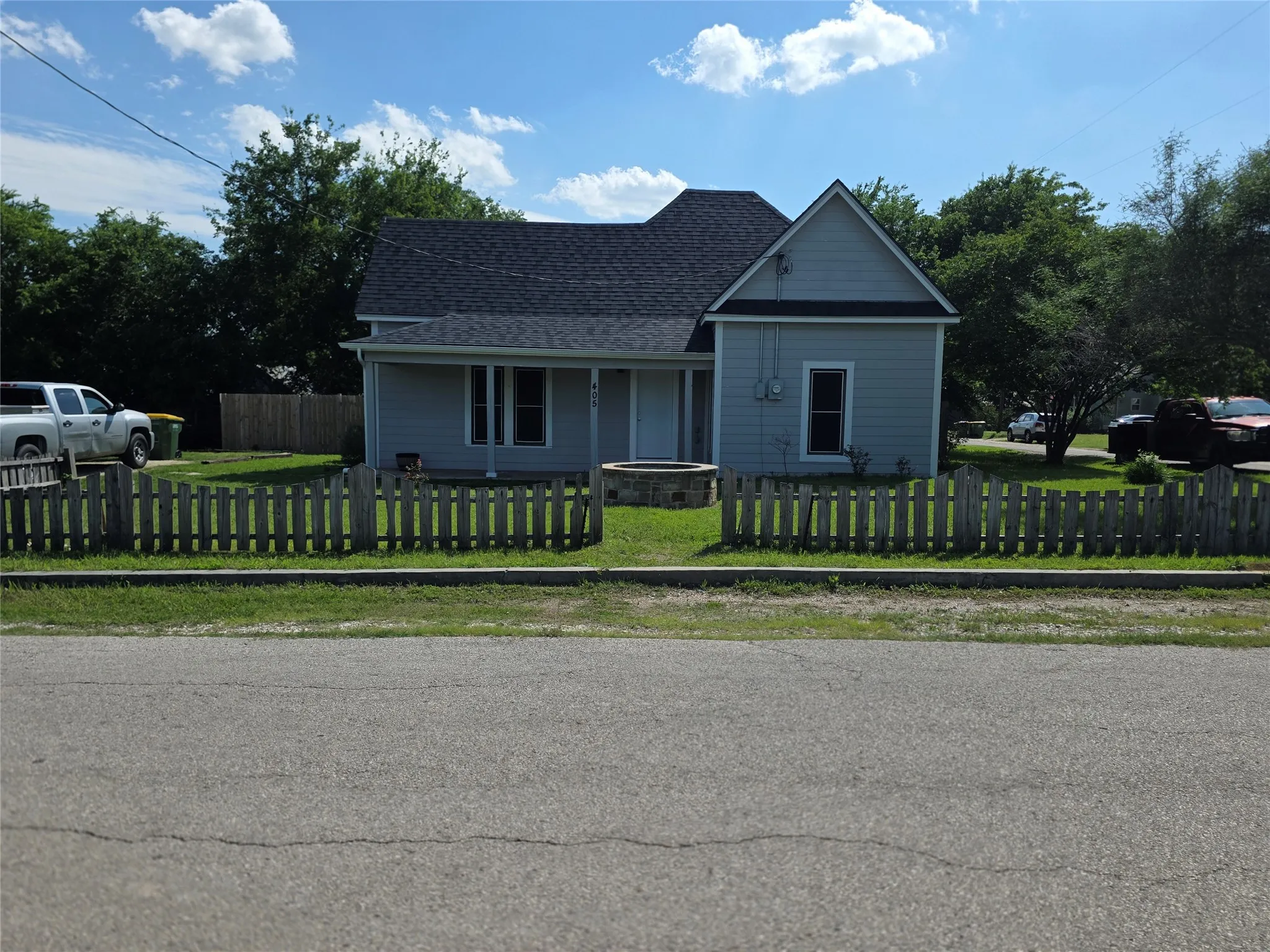 Single Family Residence For Sale in Johnson County , 405 W Graham Street, Godley, Texas 76044, 3 Bedroom, 2 Bathroom, Garage spaces, 1,764 Sqft, built in 1913, Preowned, mls#21251218, Real Estate Agent in Godley, Homes For Sale in Johnson county, Homes For Sale in Godley, Realtor in Godley Texas, Real Estate Brokerage Independent Realty Texas, Luminita Cordes Realtor