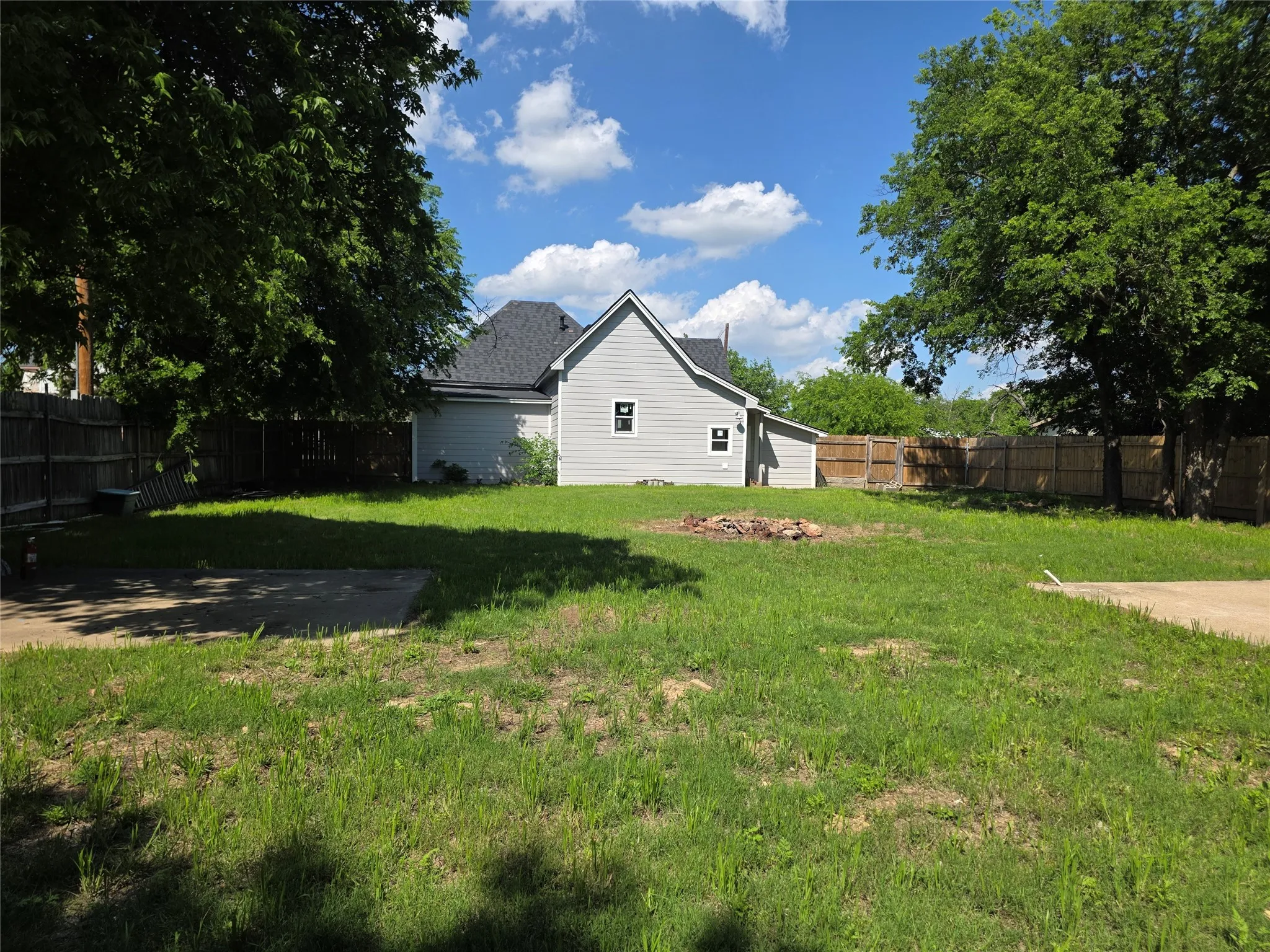Single Family Residence For Sale in Johnson County , 405 W Graham Street, Godley, Texas 76044, 3 Bedroom, 2 Bathroom, Garage spaces, 1,764 Sqft, built in 1913, Preowned, mls#21251218, Real Estate Agent in Godley, Homes For Sale in Johnson county, Homes For Sale in Godley, Realtor in Godley Texas, Real Estate Brokerage Independent Realty Texas, Luminita Cordes Realtor