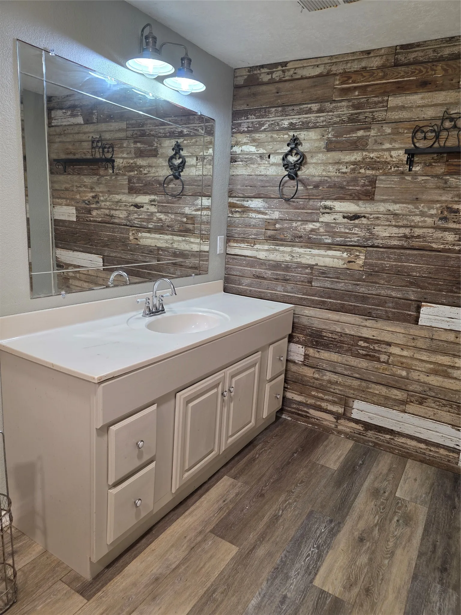 Single Family Residence For Sale in Johnson County , 405 W Graham Street, Godley, Texas 76044, 3 Bedroom, 2 Bathroom, Garage spaces, 1,764 Sqft, built in 1913, Preowned, mls#21251218, Real Estate Agent in Godley, Homes For Sale in Johnson county, Homes For Sale in Godley, Realtor in Godley Texas, Real Estate Brokerage Independent Realty Texas, Luminita Cordes Realtor