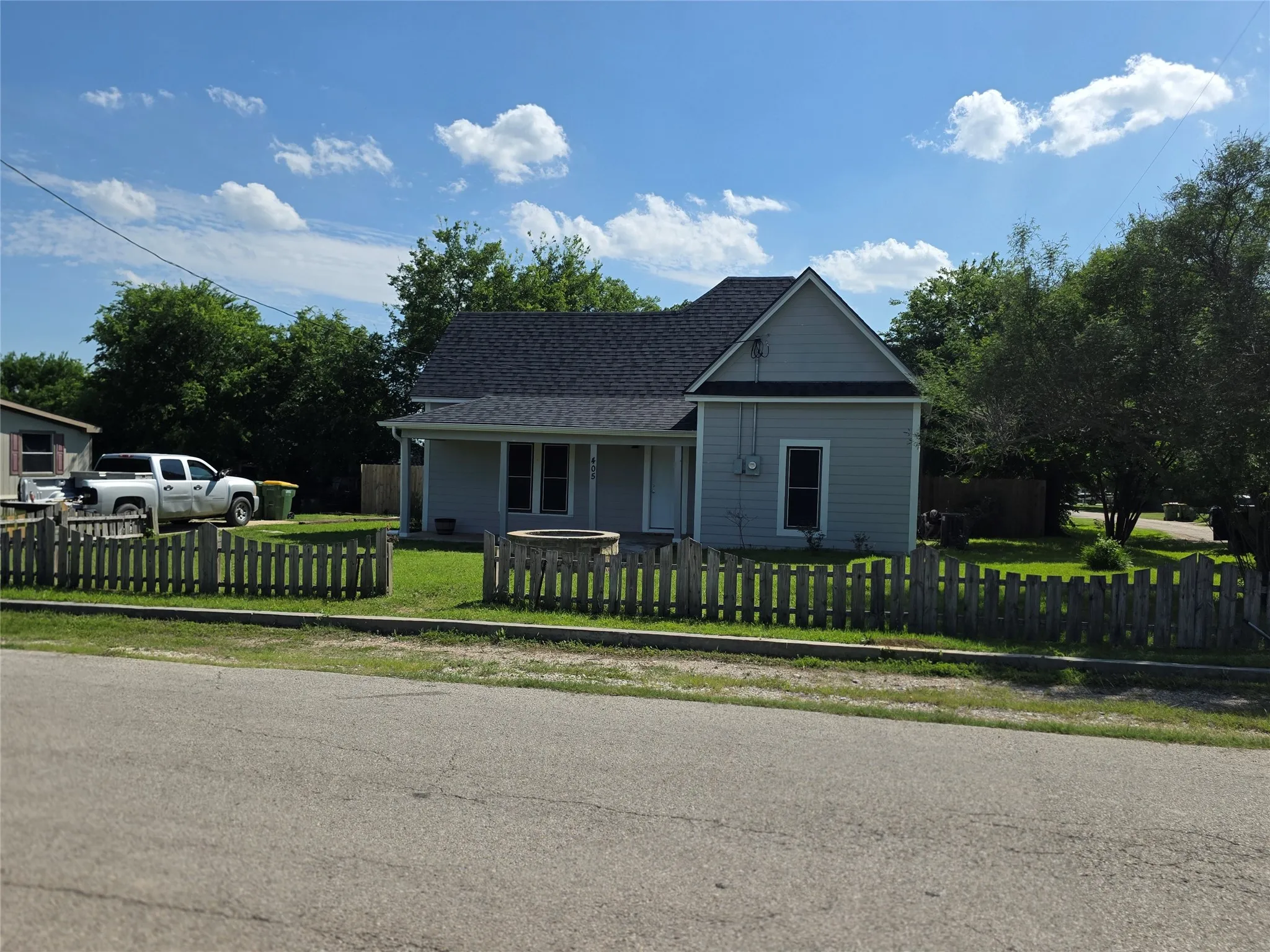 Single Family Residence For Sale in Johnson County , 405 W Graham Street, Godley, Texas 76044, 3 Bedroom, 2 Bathroom, Garage spaces, 1,764 Sqft, built in 1913, Preowned, mls#21251218, Real Estate Agent in Godley, Homes For Sale in Johnson county, Homes For Sale in Godley, Realtor in Godley Texas, Real Estate Brokerage Independent Realty Texas, Luminita Cordes Realtor