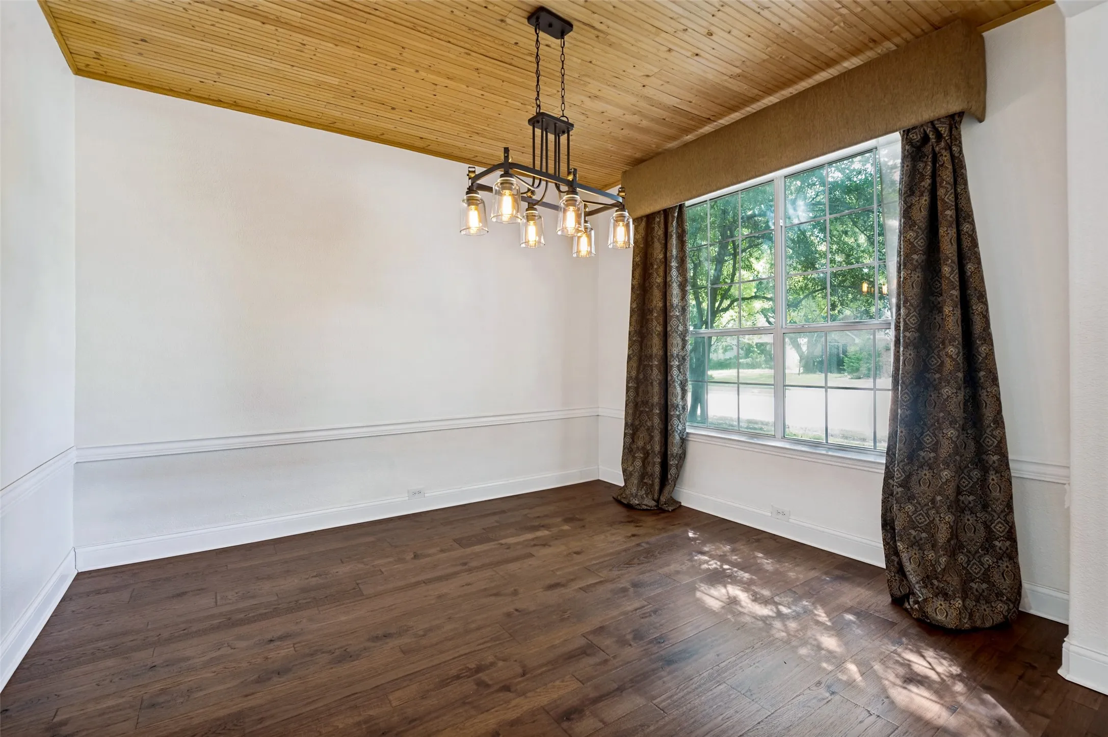 Single Family Residence For Sale in Denton County , 3608 Cottonwood Springs Drive, The Colony, Texas 75056, 5 Bedroom, 3 Bathroom, 2 Garage spaces, 2,685 Sqft, built in 1997, Preowned, mls#21250478, Real Estate Agent in The Colony, Homes For Sale in Denton county, Homes For Sale in The Colony, Realtor in The Colony Texas, Real Estate Brokerage Independent Realty Texas, Luminita Cordes Realtor