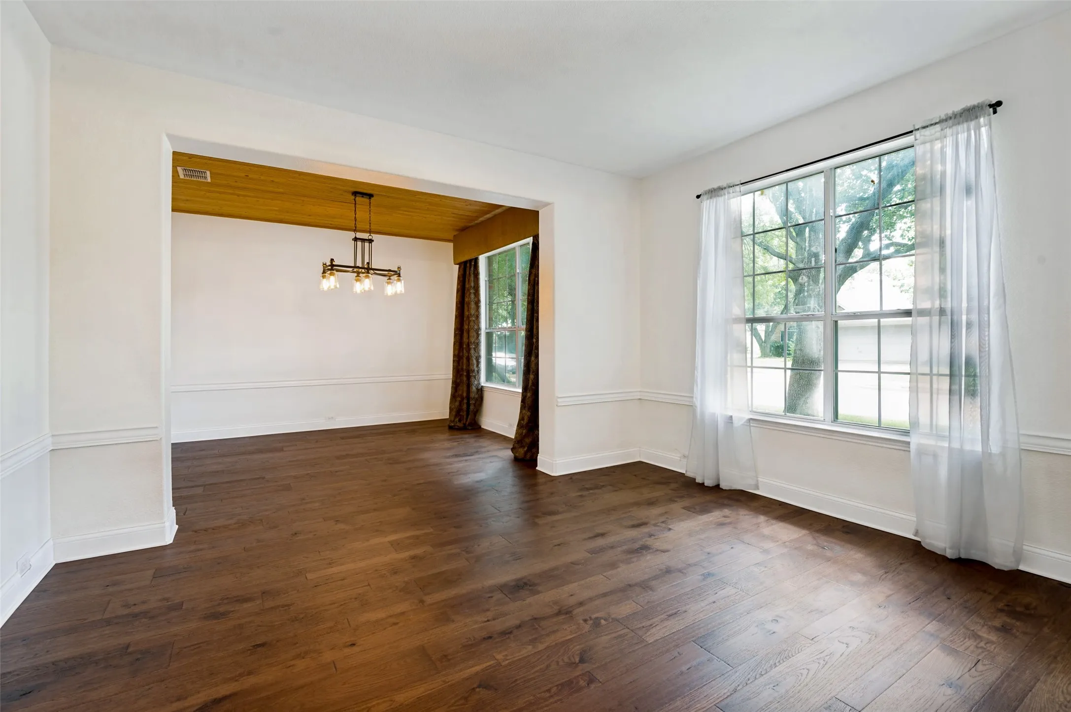 Single Family Residence For Sale in Denton County , 3608 Cottonwood Springs Drive, The Colony, Texas 75056, 5 Bedroom, 3 Bathroom, 2 Garage spaces, 2,685 Sqft, built in 1997, Preowned, mls#21250478, Real Estate Agent in The Colony, Homes For Sale in Denton county, Homes For Sale in The Colony, Realtor in The Colony Texas, Real Estate Brokerage Independent Realty Texas, Luminita Cordes Realtor