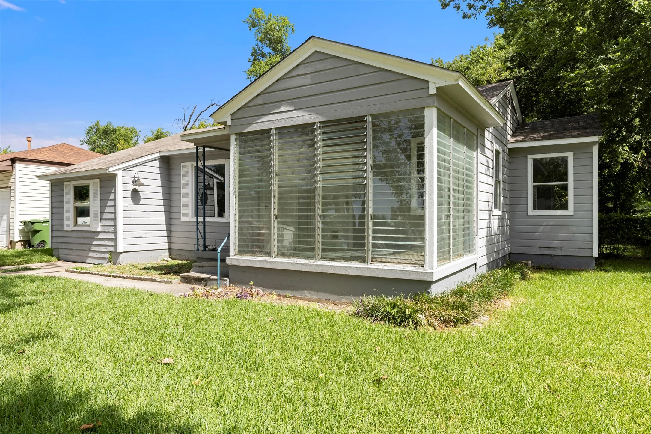 Single Family Residence For Sale in Dallas County , 1513 Davis Boulevard, Garland, Texas 75042, 3 Bedroom, 1 Bathroom, Garage spaces, 1,290 Sqft, built in 1952, mls#21251258, Real Estate Agent in Garland, Homes For Sale in Dallas county, Homes For Sale in Garland, Realtor in Garland Texas, Real Estate Brokerage Independent Realty Texas, Luminita Cordes Realtor