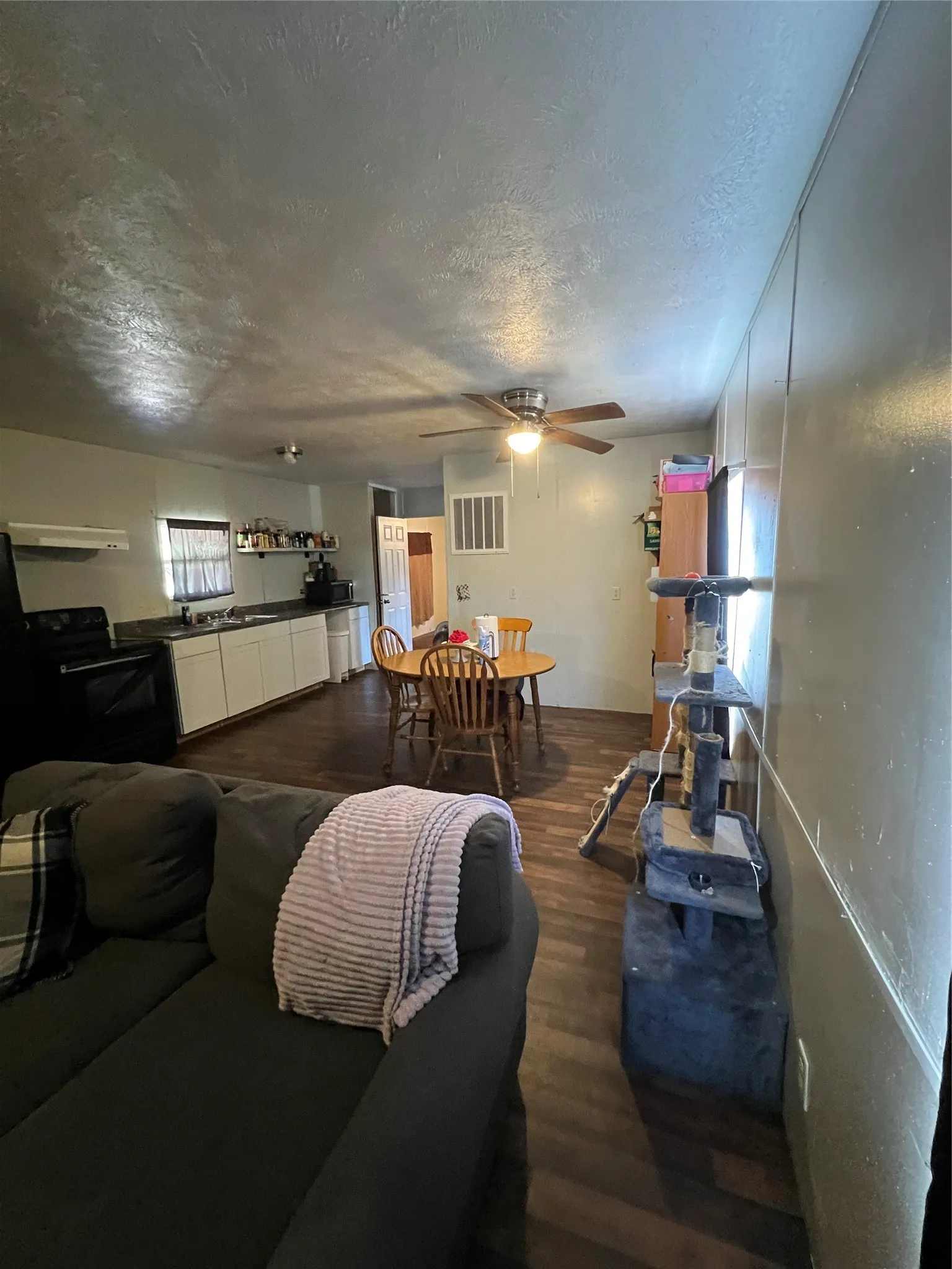 Manufactured Home For Sale in Hood County , 4215 Lanark Drive, Cresson, Texas 76035, 2 Bedroom, 2 Bathroom, Garage spaces, 960 Sqft, built in 2013, Preowned, Price $134,500, mls#21250266, Real Estate Agent in Cresson, Homes For Sale in Hood county, Homes For Sale in Cresson, Realtor in Cresson Texas, Real Estate Brokerage Independent Realty Texas, Luminita Cordes Realtor