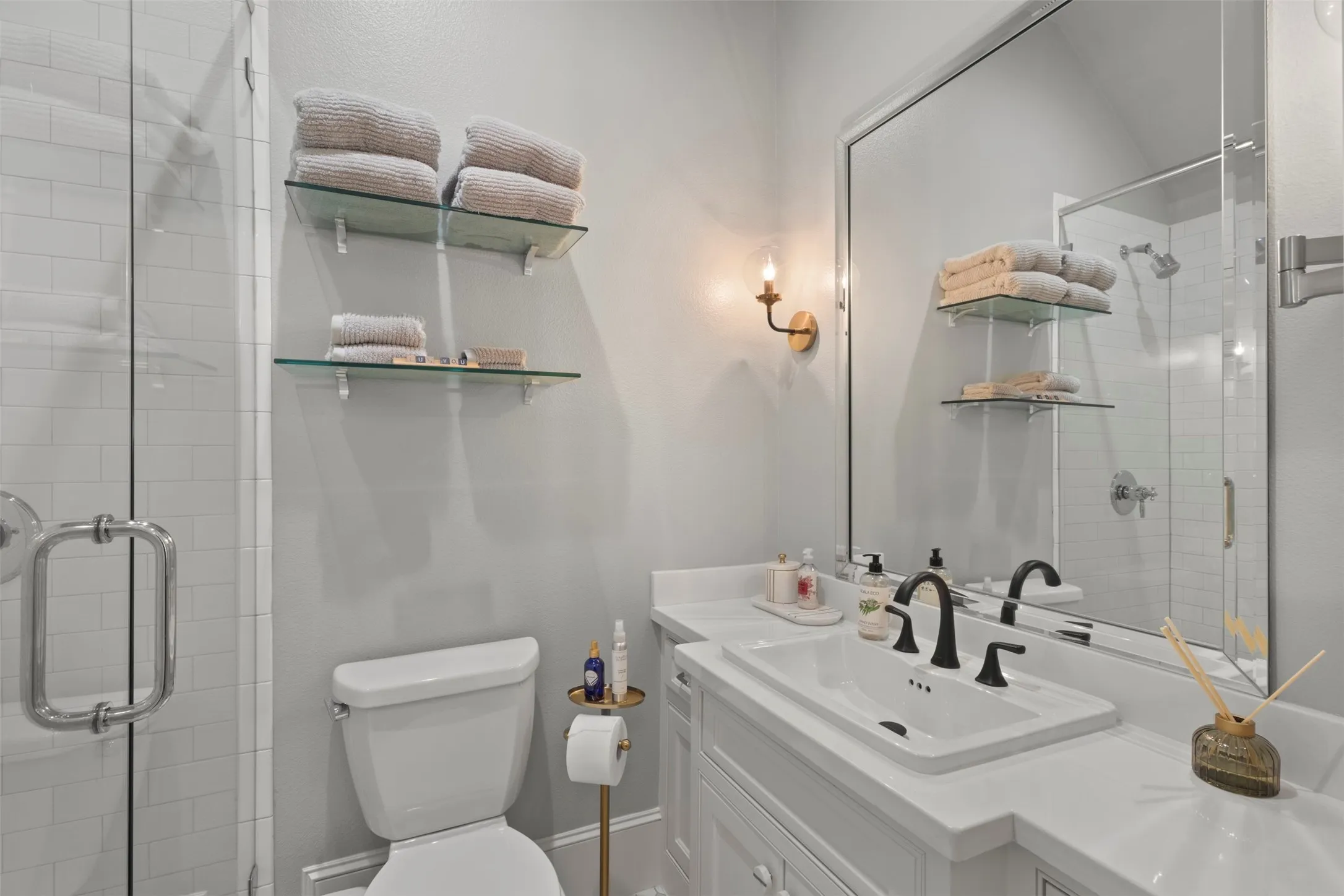 en suite bathroom to sparebedroom
