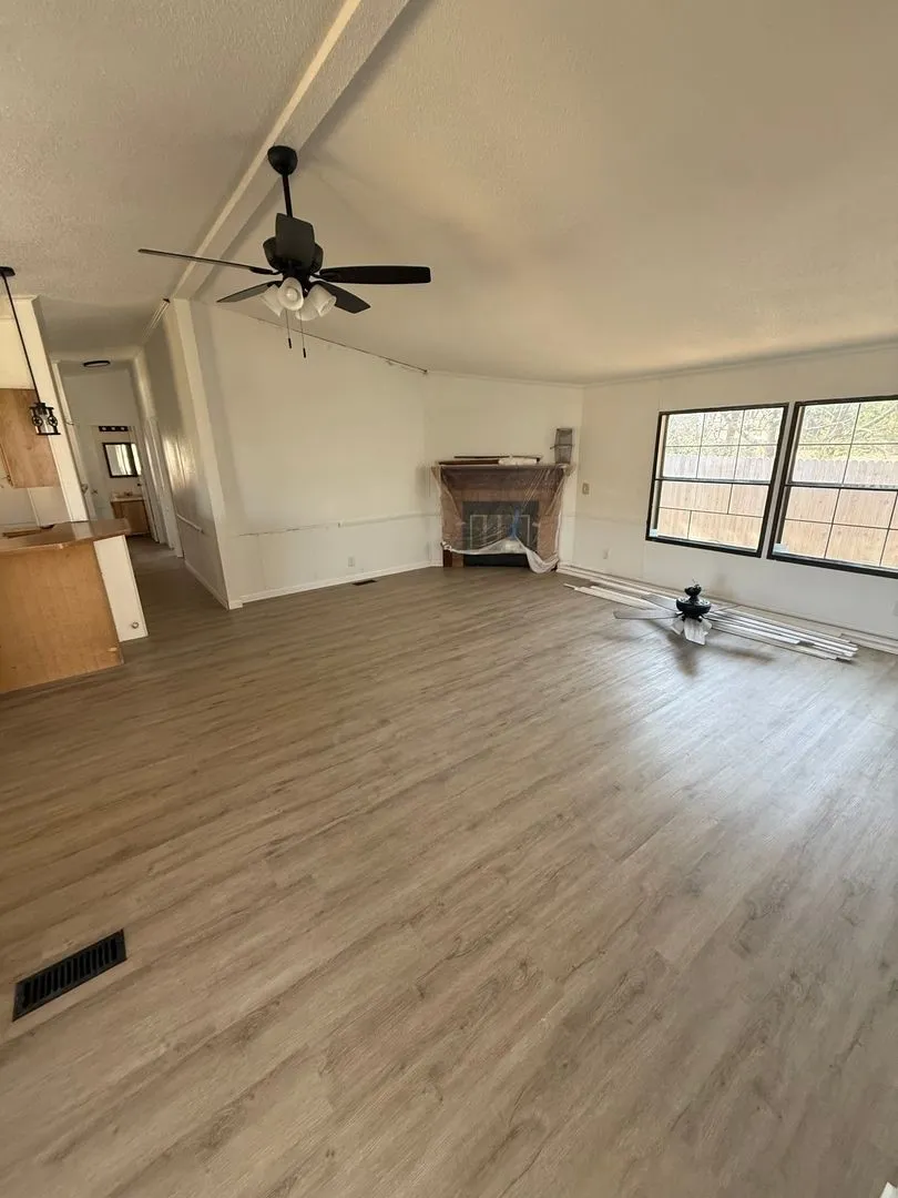 Mobile Home For Rent in Hood County , 4710 Llano Street, Granbury, Texas 76048, 3 Bedroom, 2 Bathroom, Garage spaces, 1,456 Sqft, built in 1985, mls#21251381, Real Estate Agent in Granbury, Homes For Rent in Hood county, Homes For Rent in Granbury, Realtor in Granbury Texas, Real Estate Brokerage Independent Realty Texas, Luminita Cordes Realtor