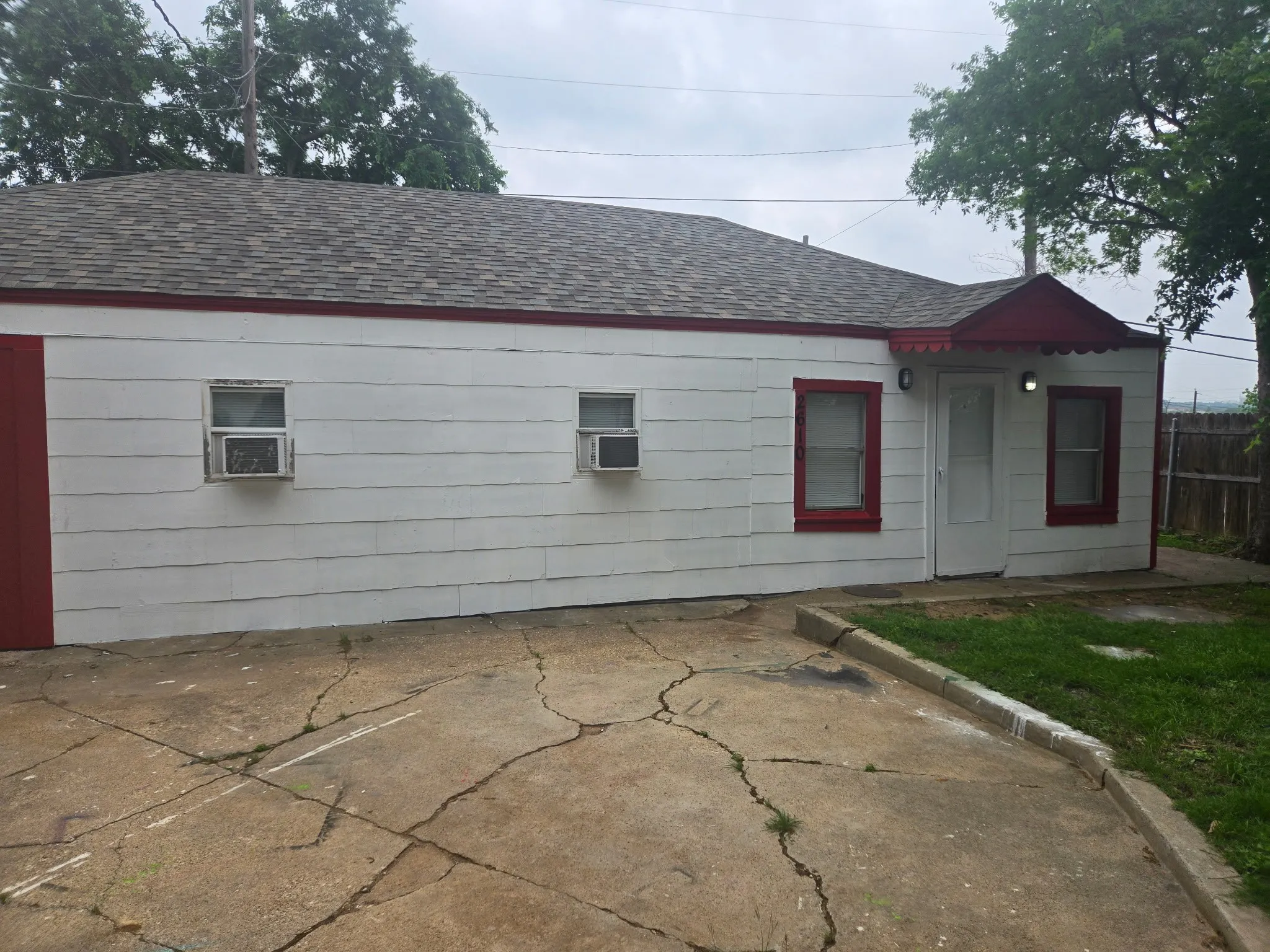 Triplex For Rent in Tarrant County , 2604 Bomar Avenue 2610, Fort Worth, Texas 76103, 1 Bedroom, 1 Bathroom, Garage spaces, 896 Sqft, built in 1924, mls#21242618, Real Estate Agent in Fort Worth, Homes For Rent in Tarrant county, Homes For Rent in Fort Worth, Realtor in Fort Worth Texas, Real Estate Brokerage Independent Realty Texas, Luminita Cordes Realtor