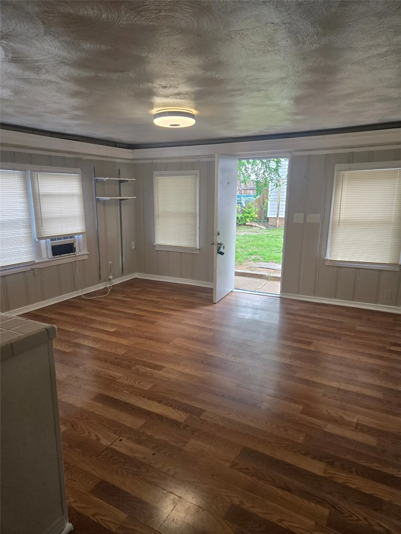 Triplex For Rent in Tarrant County , 2604 Bomar Avenue 2610, Fort Worth, Texas 76103, 1 Bedroom, 1 Bathroom, Garage spaces, 896 Sqft, built in 1924, mls#21242618, Real Estate Agent in Fort Worth, Homes For Rent in Tarrant county, Homes For Rent in Fort Worth, Realtor in Fort Worth Texas, Real Estate Brokerage Independent Realty Texas, Luminita Cordes Realtor