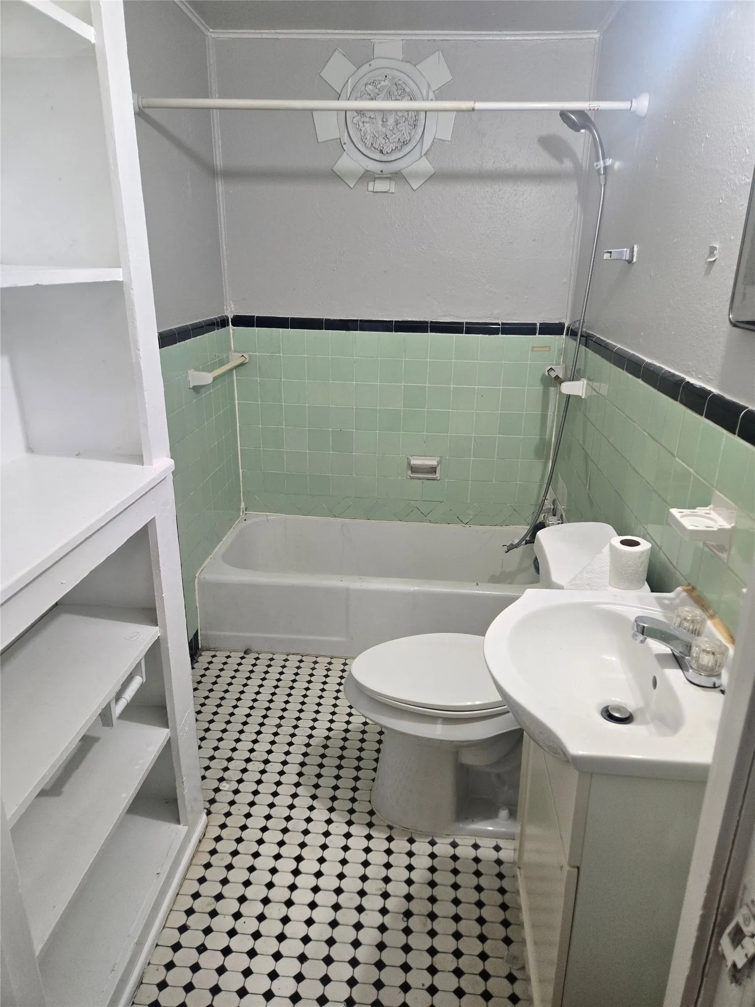 Triplex For Rent in Tarrant County , 2604 Bomar Avenue 2610, Fort Worth, Texas 76103, 1 Bedroom, 1 Bathroom, Garage spaces, 896 Sqft, built in 1924, mls#21242618, Real Estate Agent in Fort Worth, Homes For Rent in Tarrant county, Homes For Rent in Fort Worth, Realtor in Fort Worth Texas, Real Estate Brokerage Independent Realty Texas, Luminita Cordes Realtor