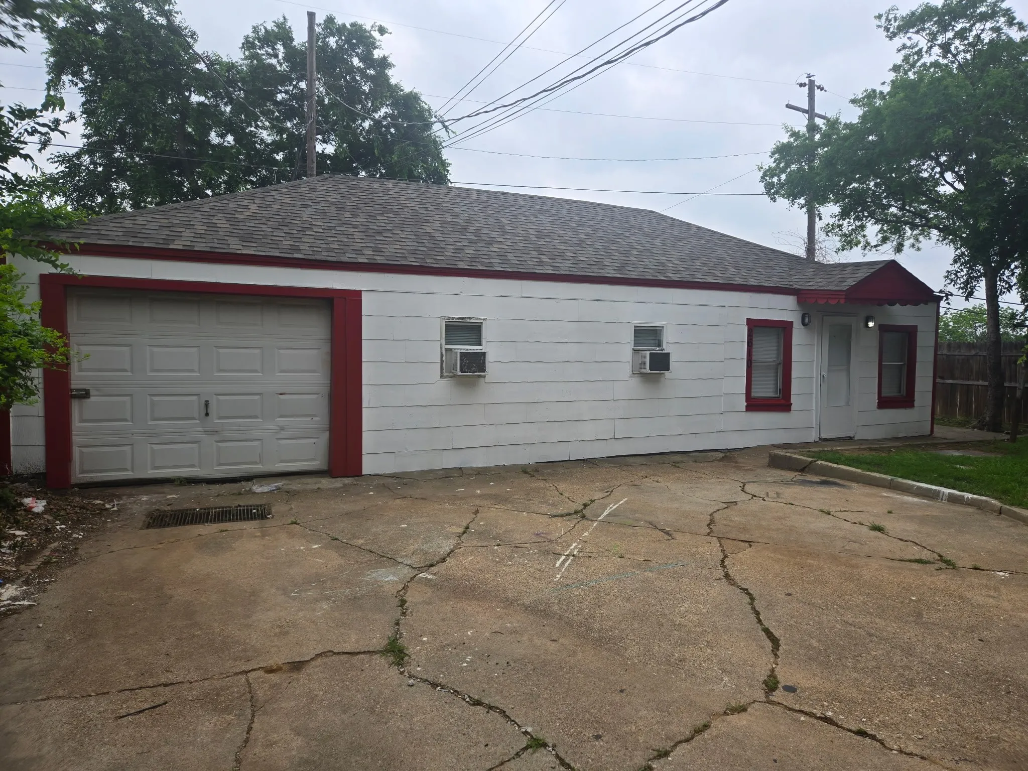 Triplex For Rent in Tarrant County , 2604 Bomar Avenue 2610, Fort Worth, Texas 76103, 1 Bedroom, 1 Bathroom, Garage spaces, 896 Sqft, built in 1924, mls#21242618, Real Estate Agent in Fort Worth, Homes For Rent in Tarrant county, Homes For Rent in Fort Worth, Realtor in Fort Worth Texas, Real Estate Brokerage Independent Realty Texas, Luminita Cordes Realtor