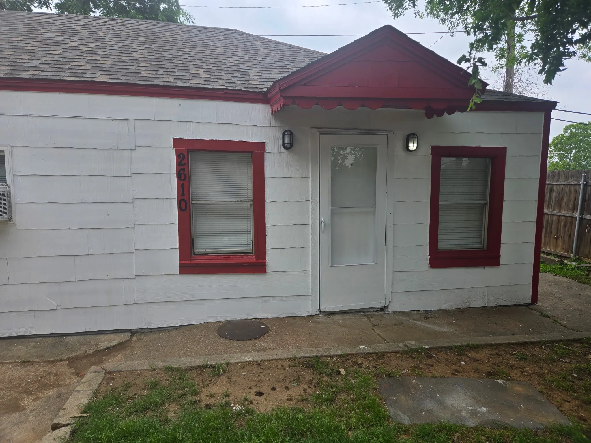 Triplex For Rent in Tarrant County , 2604 Bomar Avenue 2610, Fort Worth, Texas 76103, 1 Bedroom, 1 Bathroom, Garage spaces, 896 Sqft, built in 1924, mls#21242618, Real Estate Agent in Fort Worth, Homes For Rent in Tarrant county, Homes For Rent in Fort Worth, Realtor in Fort Worth Texas, Real Estate Brokerage Independent Realty Texas, Luminita Cordes Realtor