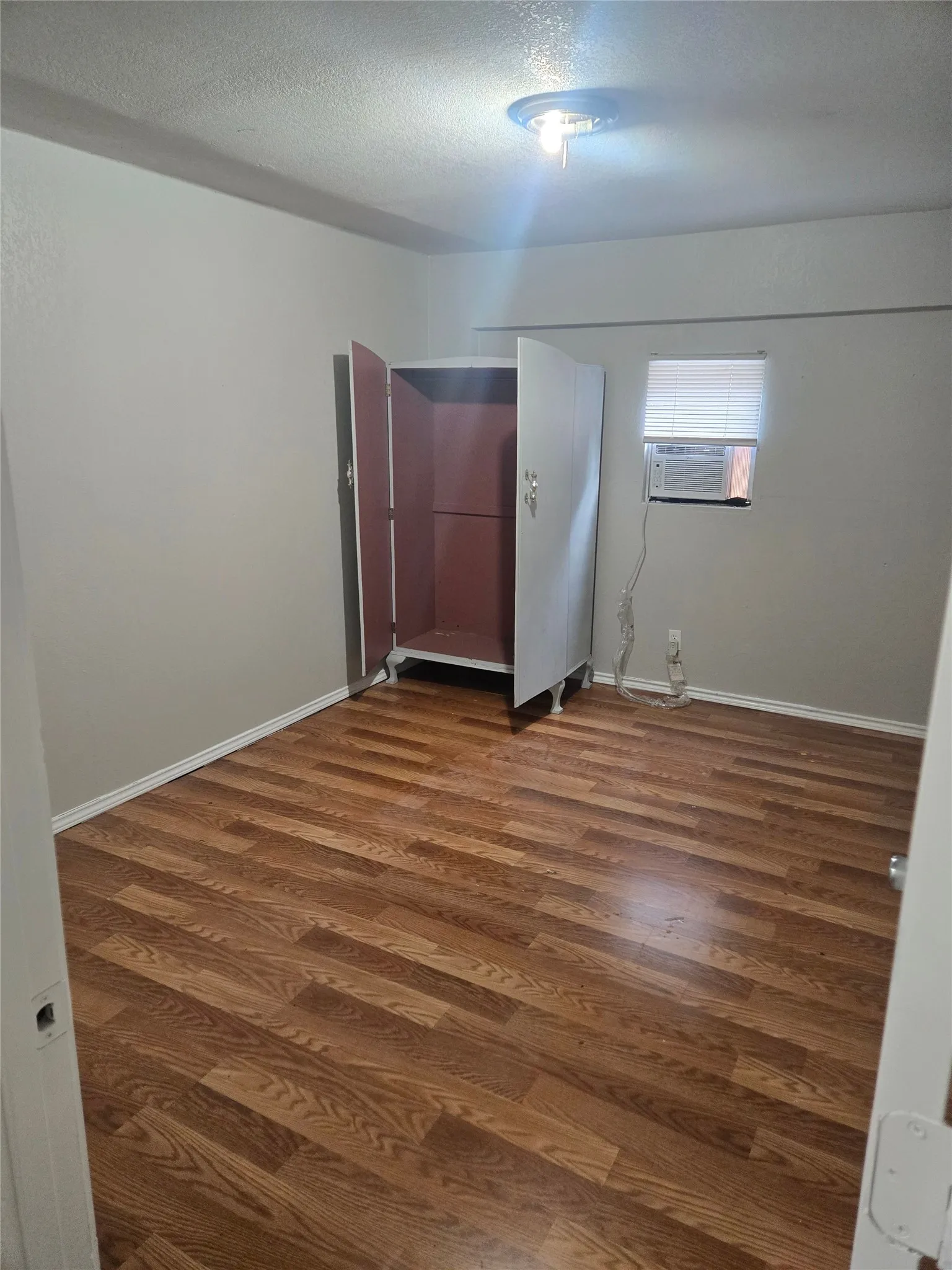 Triplex For Rent in Tarrant County , 2604 Bomar Avenue 2610, Fort Worth, Texas 76103, 1 Bedroom, 1 Bathroom, Garage spaces, 896 Sqft, built in 1924, mls#21242618, Real Estate Agent in Fort Worth, Homes For Rent in Tarrant county, Homes For Rent in Fort Worth, Realtor in Fort Worth Texas, Real Estate Brokerage Independent Realty Texas, Luminita Cordes Realtor