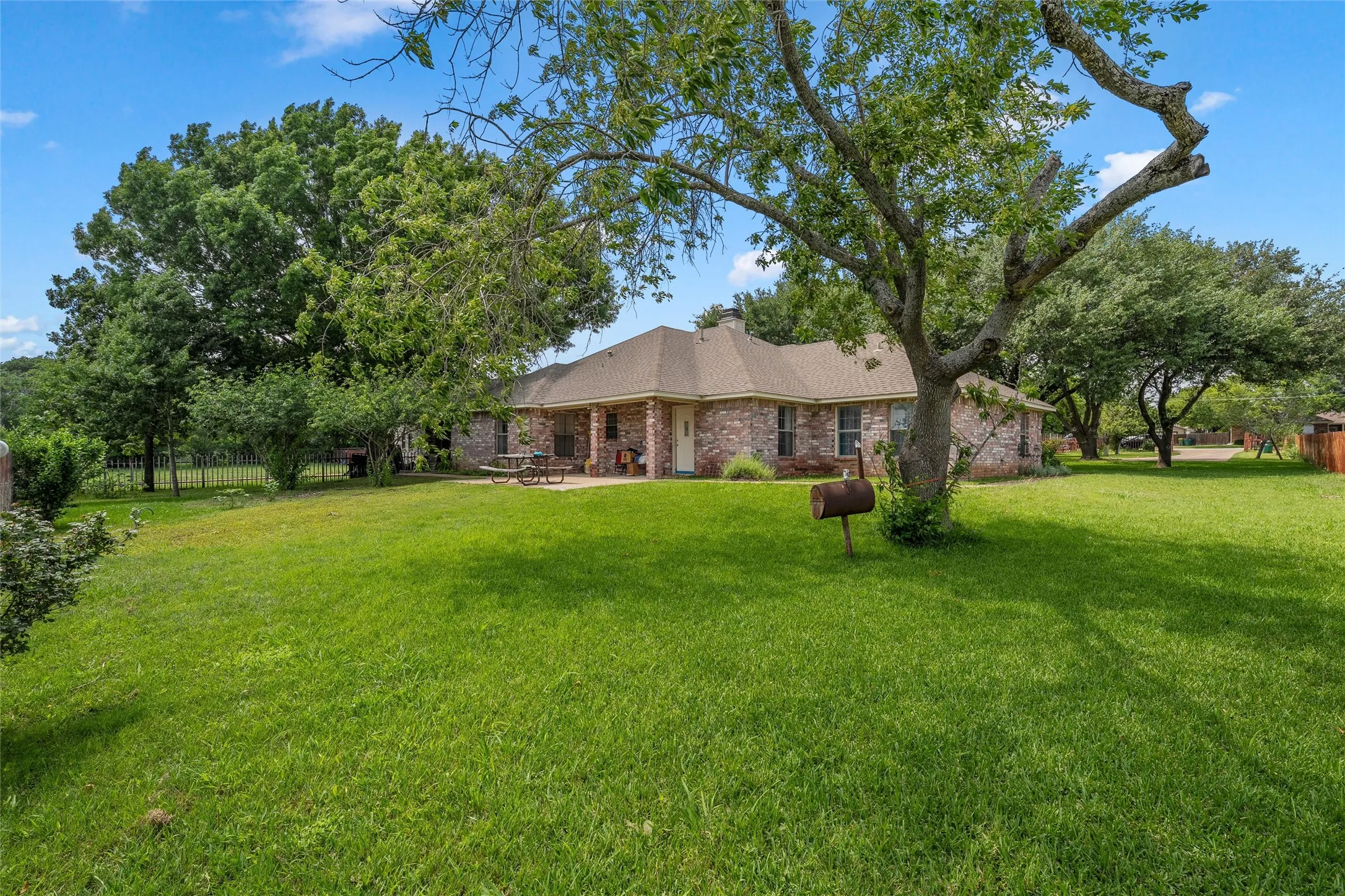 Single Family Residence For Sale in Mc Lennan County , 1692 W Tate Street, Robinson, Texas 76706, 5 Bedroom, 3 Bathroom, 4 Garage spaces, 2,341 Sqft, built in 1995, mls#21247945, Real Estate Agent in Robinson, Homes For Sale in Mc Lennan county, Homes For Sale in Robinson, Realtor in Robinson Texas, Real Estate Brokerage Independent Realty Texas, Luminita Cordes Realtor