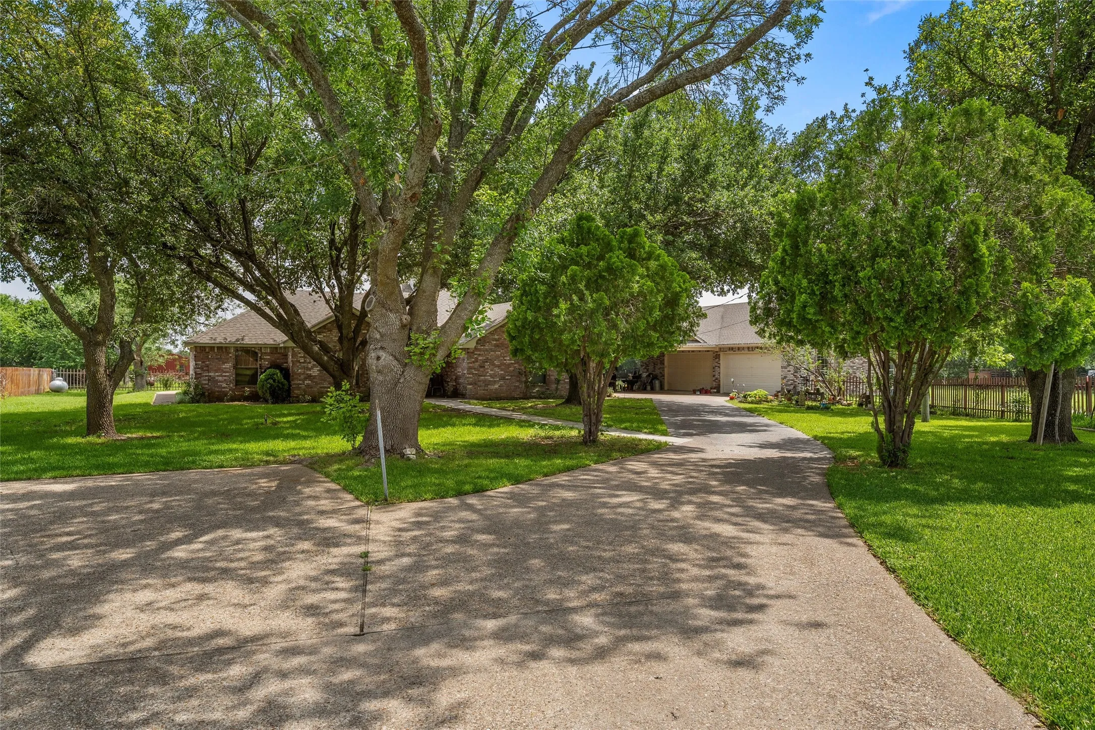 Single Family Residence For Sale in Mc Lennan County , 1692 W Tate Street, Robinson, Texas 76706, 5 Bedroom, 3 Bathroom, 4 Garage spaces, 2,341 Sqft, built in 1995, mls#21247945, Real Estate Agent in Robinson, Homes For Sale in Mc Lennan county, Homes For Sale in Robinson, Realtor in Robinson Texas, Real Estate Brokerage Independent Realty Texas, Luminita Cordes Realtor