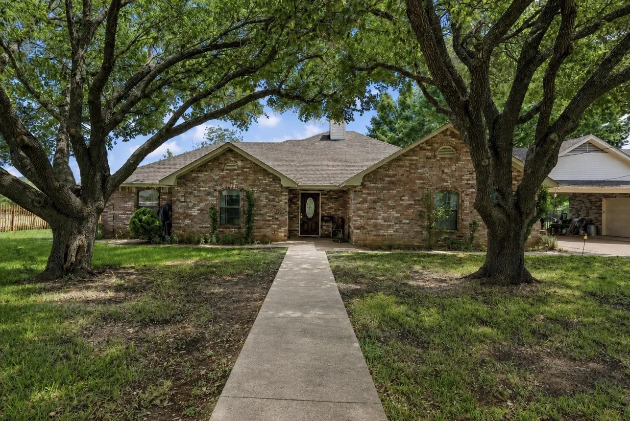 Single Family Residence For Sale in Mc Lennan County , 1692 W Tate Street, Robinson, Texas 76706, 5 Bedroom, 3 Bathroom, 4 Garage spaces, 2,341 Sqft, built in 1995, mls#21247945, Real Estate Agent in Robinson, Homes For Sale in Mc Lennan county, Homes For Sale in Robinson, Realtor in Robinson Texas, Real Estate Brokerage Independent Realty Texas, Luminita Cordes Realtor