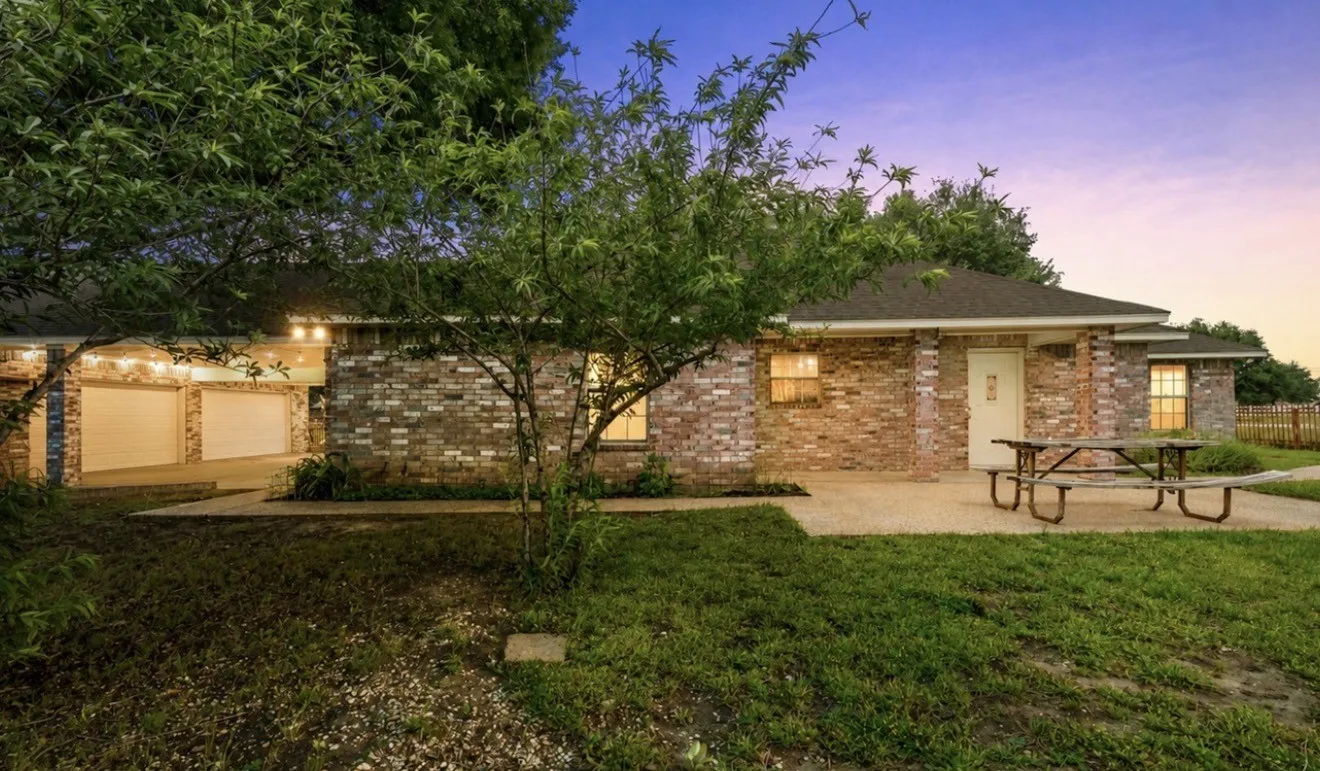 Single Family Residence For Sale in Mc Lennan County , 1692 W Tate Street, Robinson, Texas 76706, 5 Bedroom, 3 Bathroom, 4 Garage spaces, 2,341 Sqft, built in 1995, mls#21247945, Real Estate Agent in Robinson, Homes For Sale in Mc Lennan county, Homes For Sale in Robinson, Realtor in Robinson Texas, Real Estate Brokerage Independent Realty Texas, Luminita Cordes Realtor