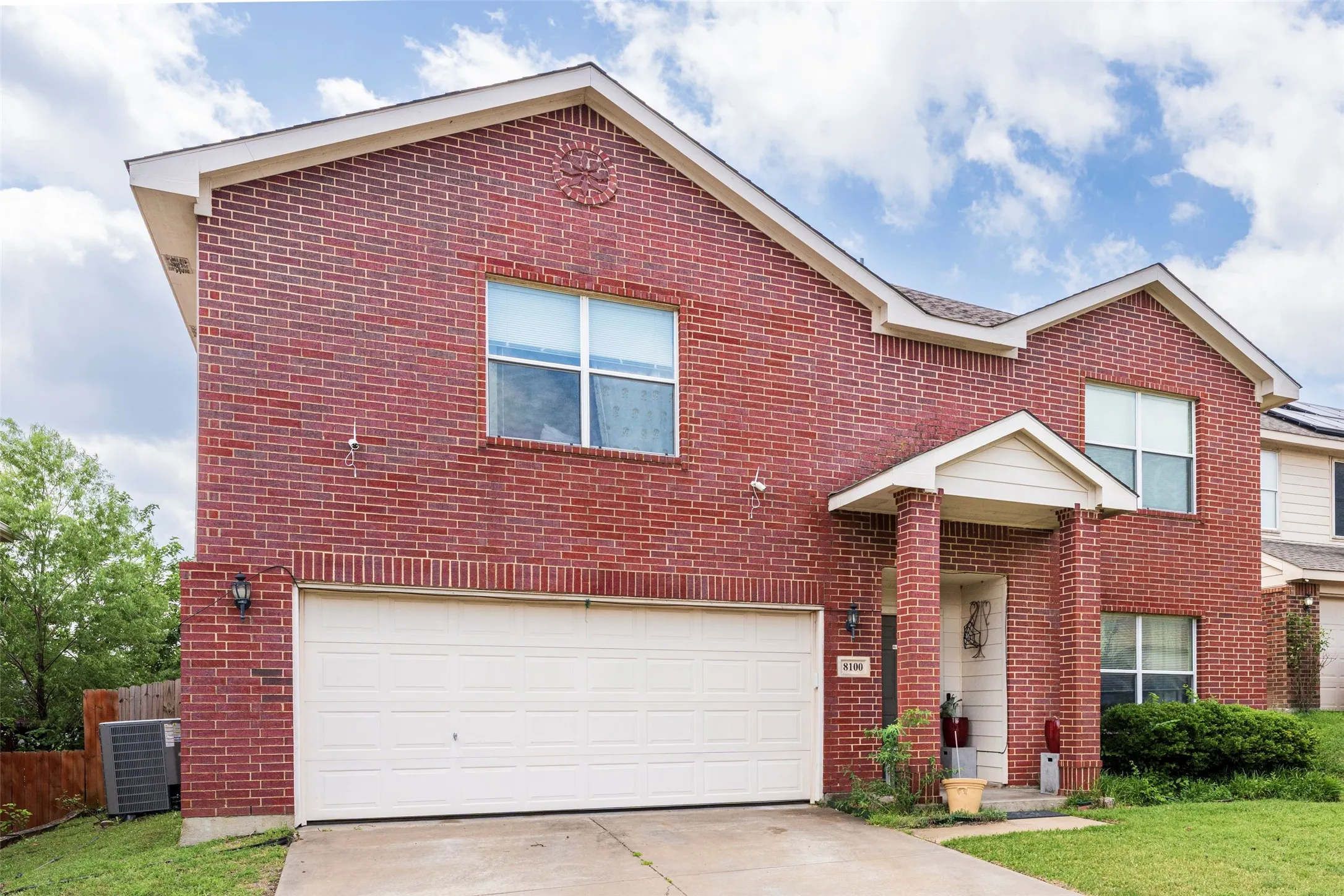 Single Family Residence For Sale in Tarrant County , 8100 Colbi Lane, Fort Worth, Texas 76120, 3 Bedroom, 3 Bathroom, 2 Garage spaces, 3,025 Sqft, built in 2005, Preowned, mls#21251200, Real Estate Agent in Fort Worth, Homes For Sale in Tarrant county, Homes For Sale in Fort Worth, Realtor in Fort Worth Texas, Real Estate Brokerage Independent Realty Texas, Luminita Cordes Realtor
