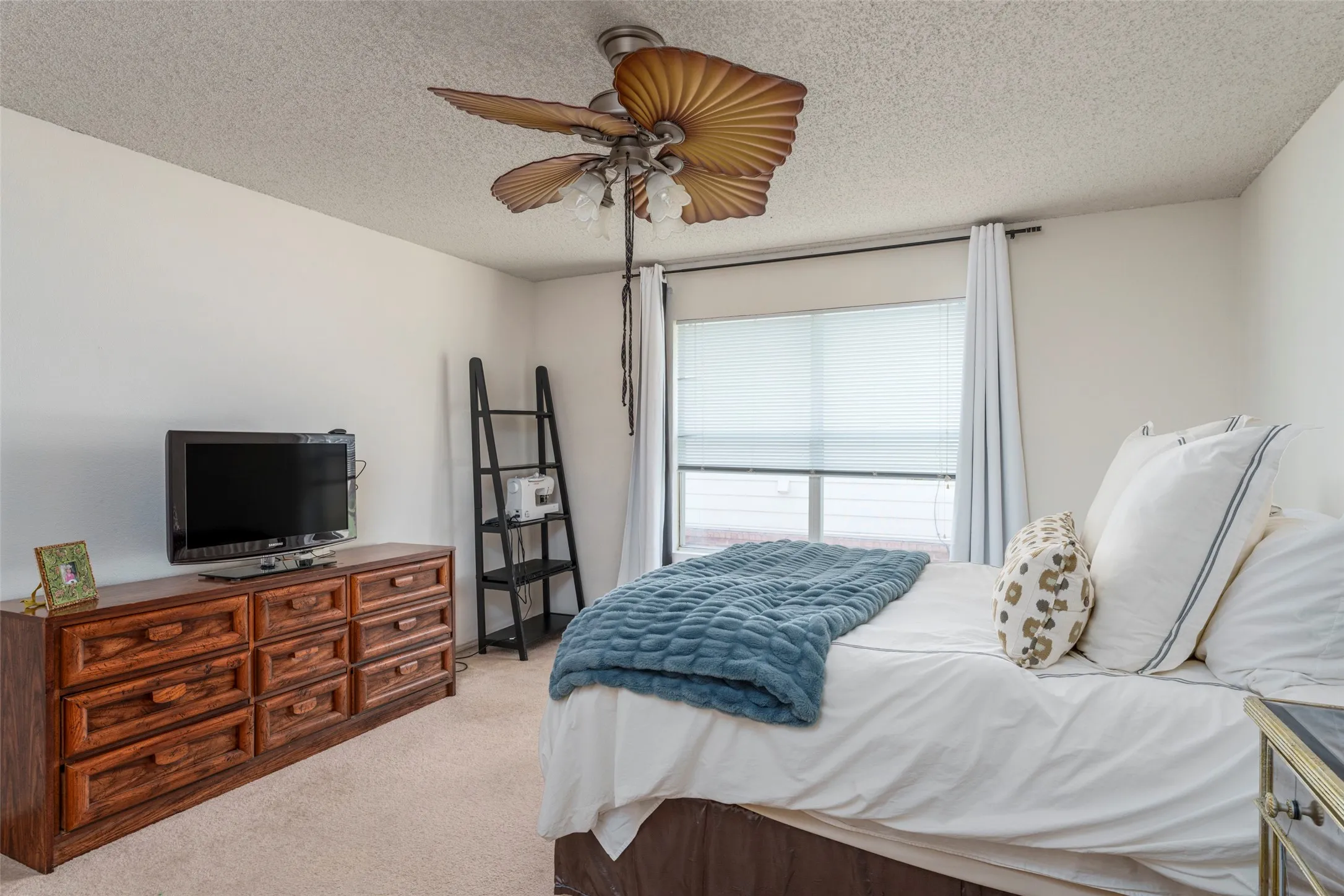 Single Family Residence For Sale in Tarrant County , 8100 Colbi Lane, Fort Worth, Texas 76120, 3 Bedroom, 3 Bathroom, 2 Garage spaces, 3,025 Sqft, built in 2005, Preowned, mls#21251200, Real Estate Agent in Fort Worth, Homes For Sale in Tarrant county, Homes For Sale in Fort Worth, Realtor in Fort Worth Texas, Real Estate Brokerage Independent Realty Texas, Luminita Cordes Realtor