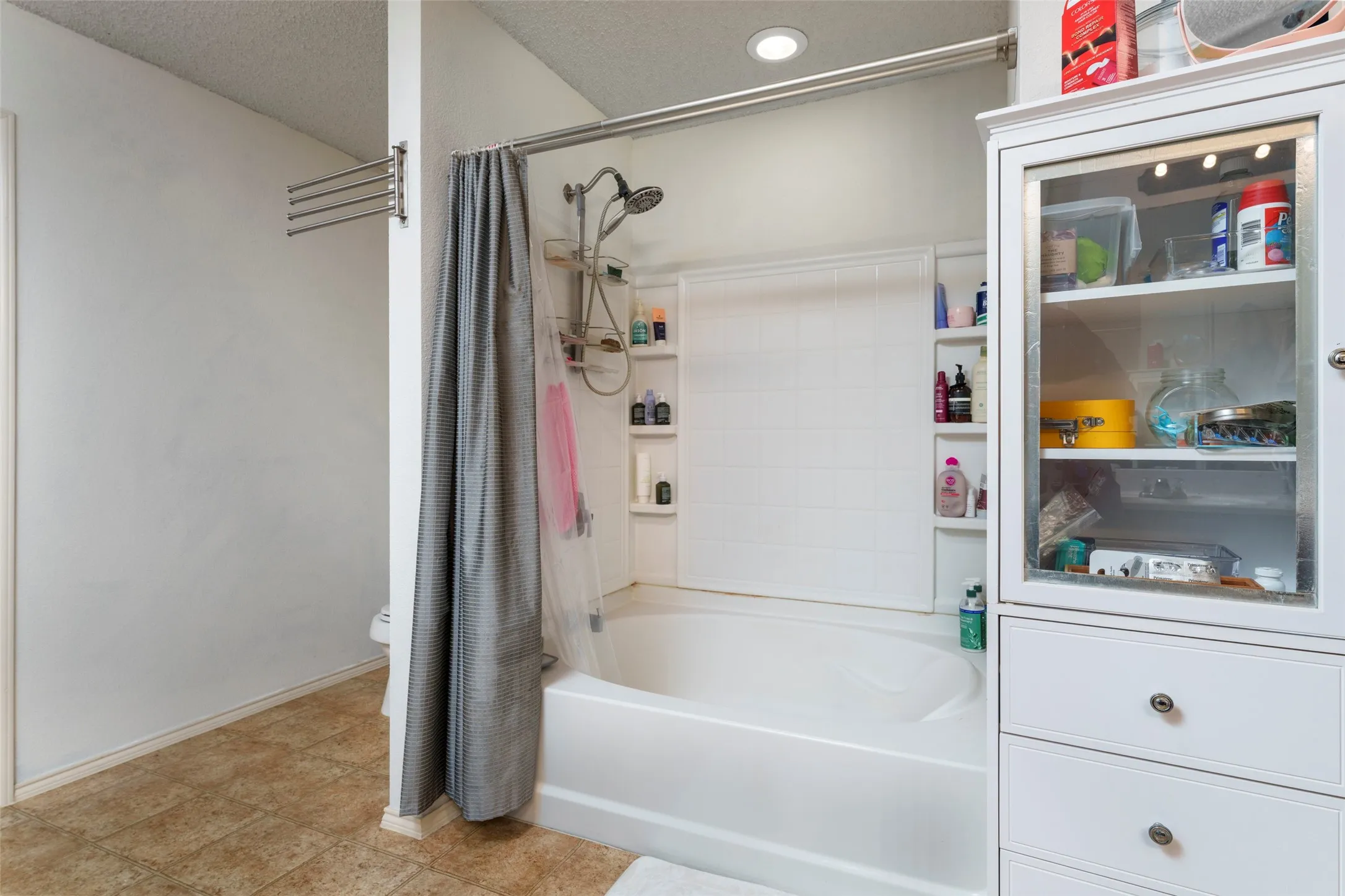 Single Family Residence For Sale in Tarrant County , 8100 Colbi Lane, Fort Worth, Texas 76120, 3 Bedroom, 3 Bathroom, 2 Garage spaces, 3,025 Sqft, built in 2005, Preowned, mls#21251200, Real Estate Agent in Fort Worth, Homes For Sale in Tarrant county, Homes For Sale in Fort Worth, Realtor in Fort Worth Texas, Real Estate Brokerage Independent Realty Texas, Luminita Cordes Realtor