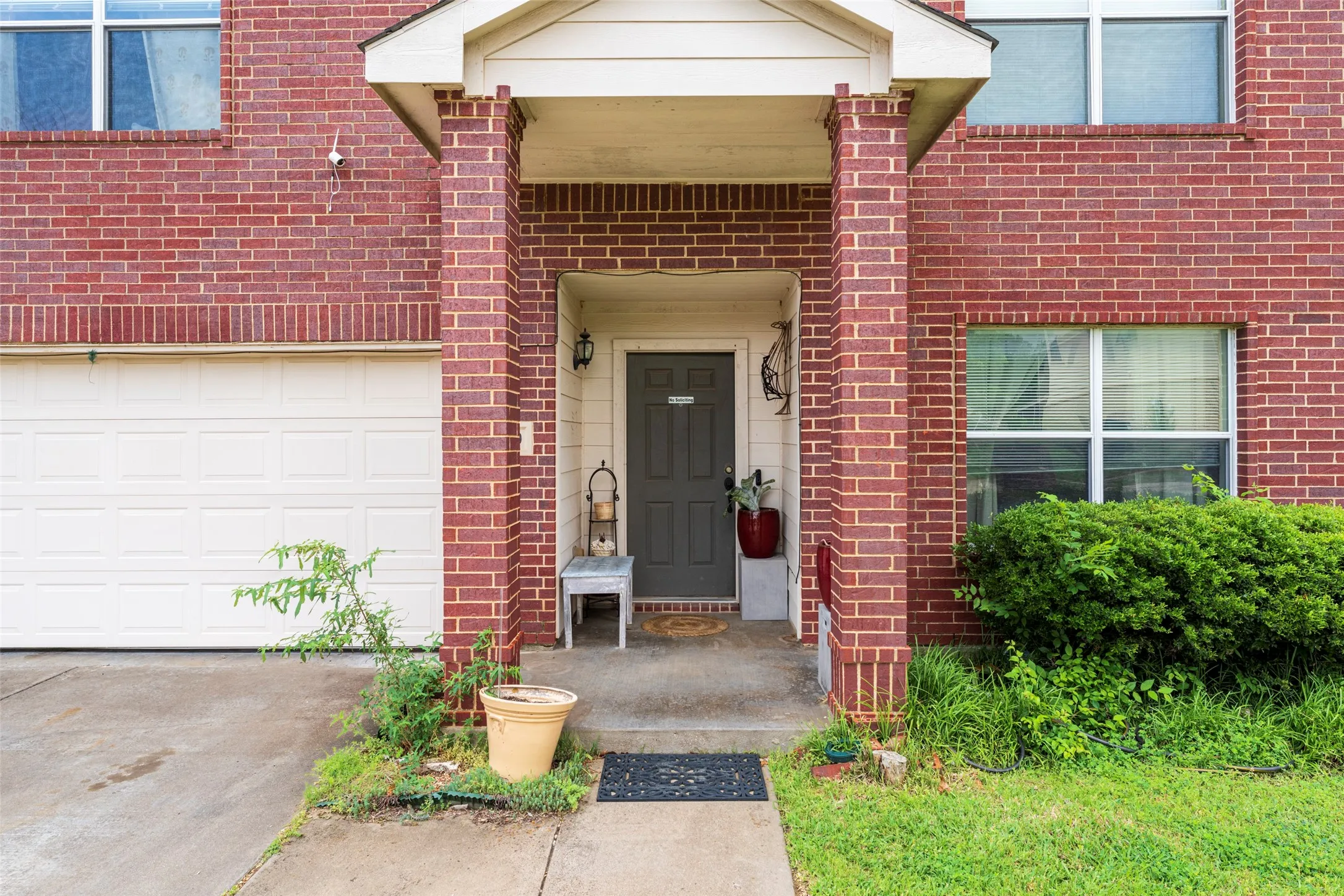 Single Family Residence For Sale in Tarrant County , 8100 Colbi Lane, Fort Worth, Texas 76120, 3 Bedroom, 3 Bathroom, 2 Garage spaces, 3,025 Sqft, built in 2005, Preowned, mls#21251200, Real Estate Agent in Fort Worth, Homes For Sale in Tarrant county, Homes For Sale in Fort Worth, Realtor in Fort Worth Texas, Real Estate Brokerage Independent Realty Texas, Luminita Cordes Realtor