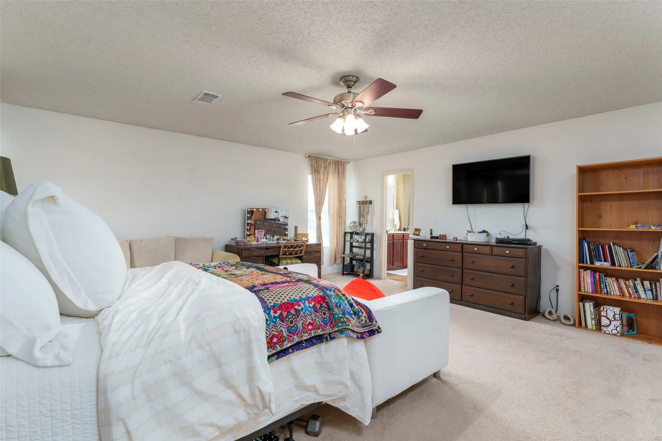 Single Family Residence For Sale in Tarrant County , 8100 Colbi Lane, Fort Worth, Texas 76120, 3 Bedroom, 3 Bathroom, 2 Garage spaces, 3,025 Sqft, built in 2005, Preowned, mls#21251200, Real Estate Agent in Fort Worth, Homes For Sale in Tarrant county, Homes For Sale in Fort Worth, Realtor in Fort Worth Texas, Real Estate Brokerage Independent Realty Texas, Luminita Cordes Realtor