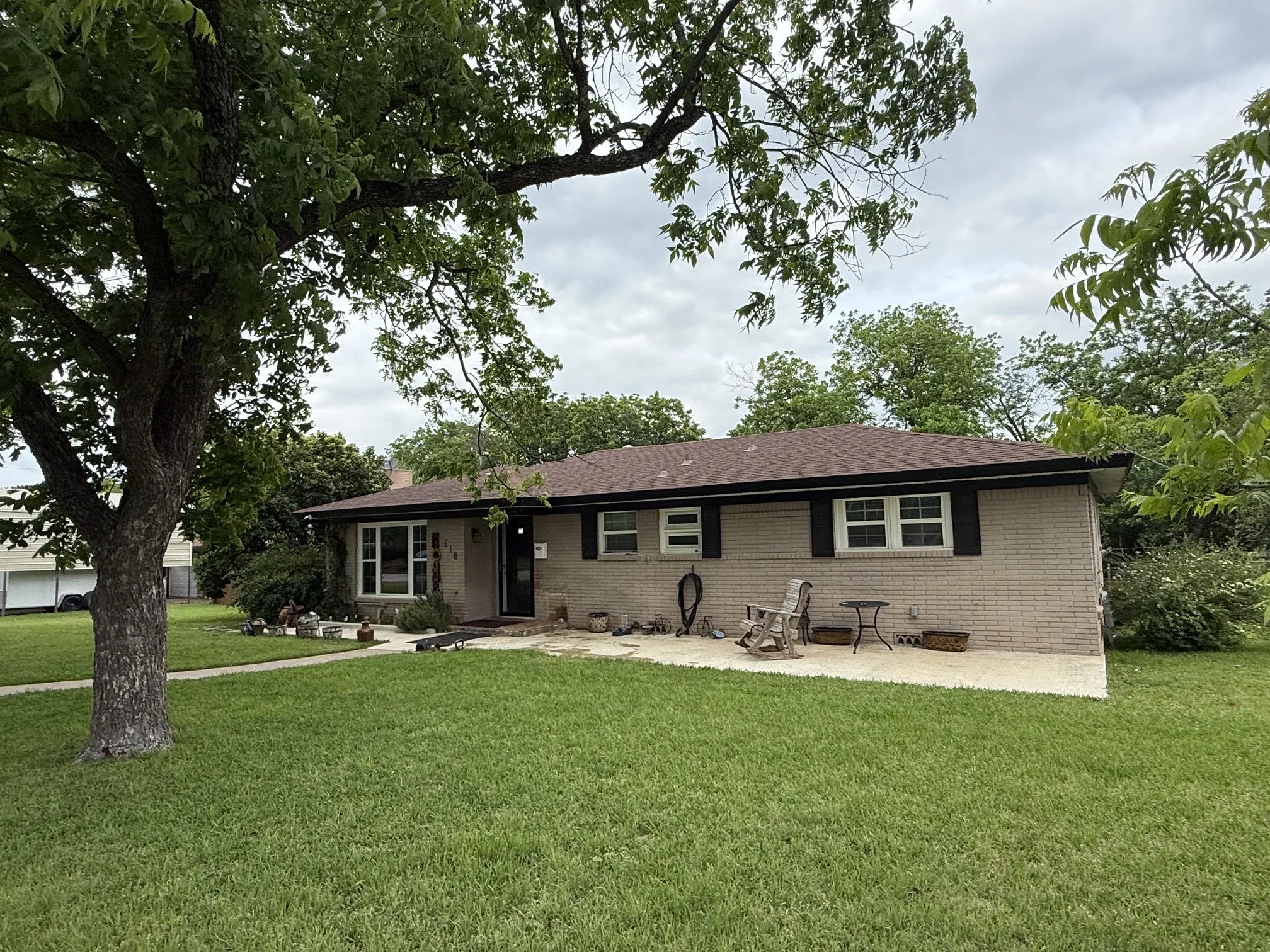 Single Family Residence For Sale in Bosque County , 510 S Avenue O, Clifton, Texas 76634, 5 Bedroom, 3 Bathroom, 2 Garage spaces, 2,559 Sqft, built in 1965, mls#21251449, Real Estate Agent in Clifton, Homes For Sale in Bosque county, Homes For Sale in Clifton, Realtor in Clifton Texas, Real Estate Brokerage Independent Realty Texas, Luminita Cordes Realtor