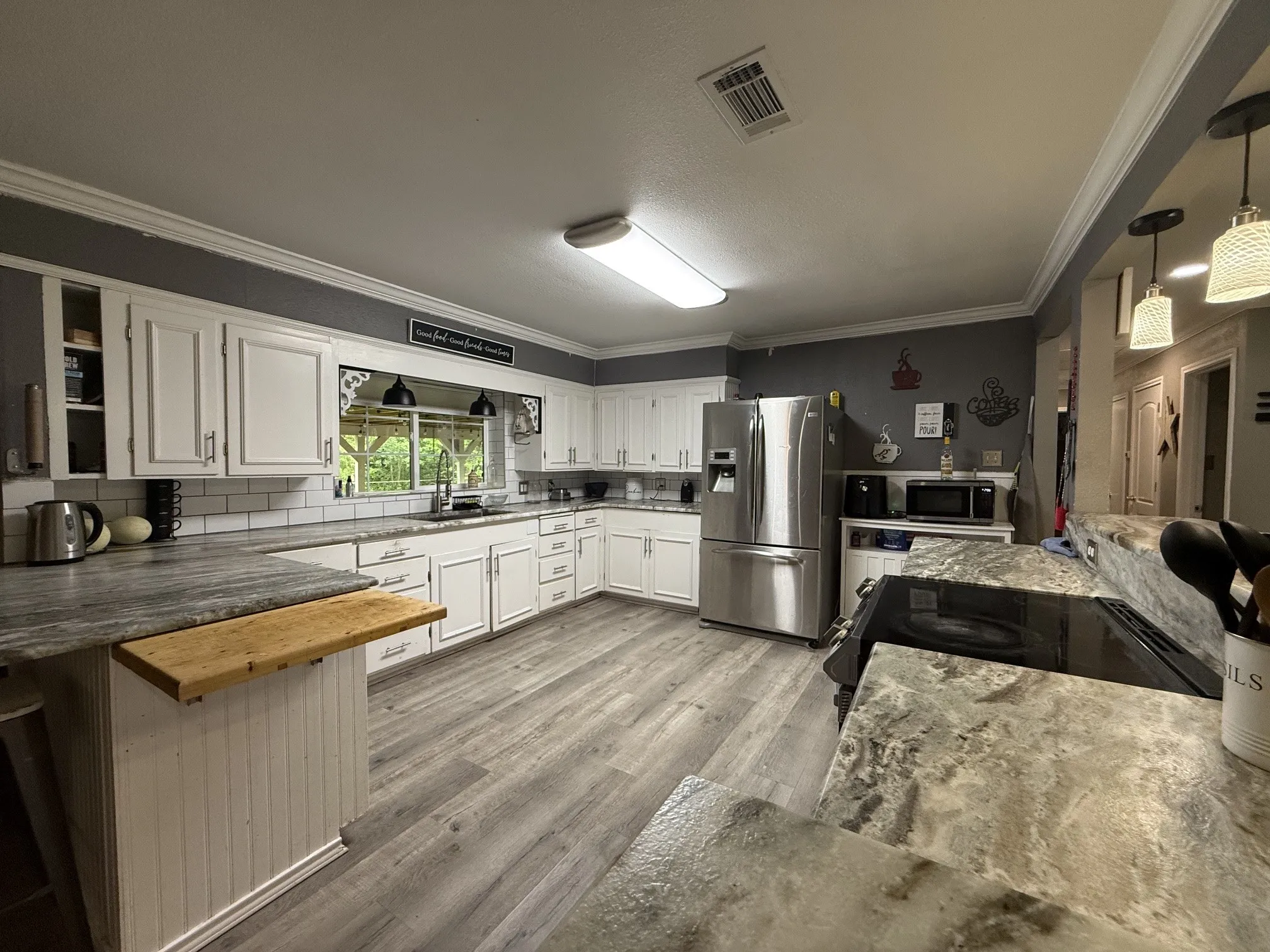 Single Family Residence For Sale in Bosque County , 510 S Avenue O, Clifton, Texas 76634, 5 Bedroom, 3 Bathroom, 2 Garage spaces, 2,559 Sqft, built in 1965, mls#21251449, Real Estate Agent in Clifton, Homes For Sale in Bosque county, Homes For Sale in Clifton, Realtor in Clifton Texas, Real Estate Brokerage Independent Realty Texas, Luminita Cordes Realtor