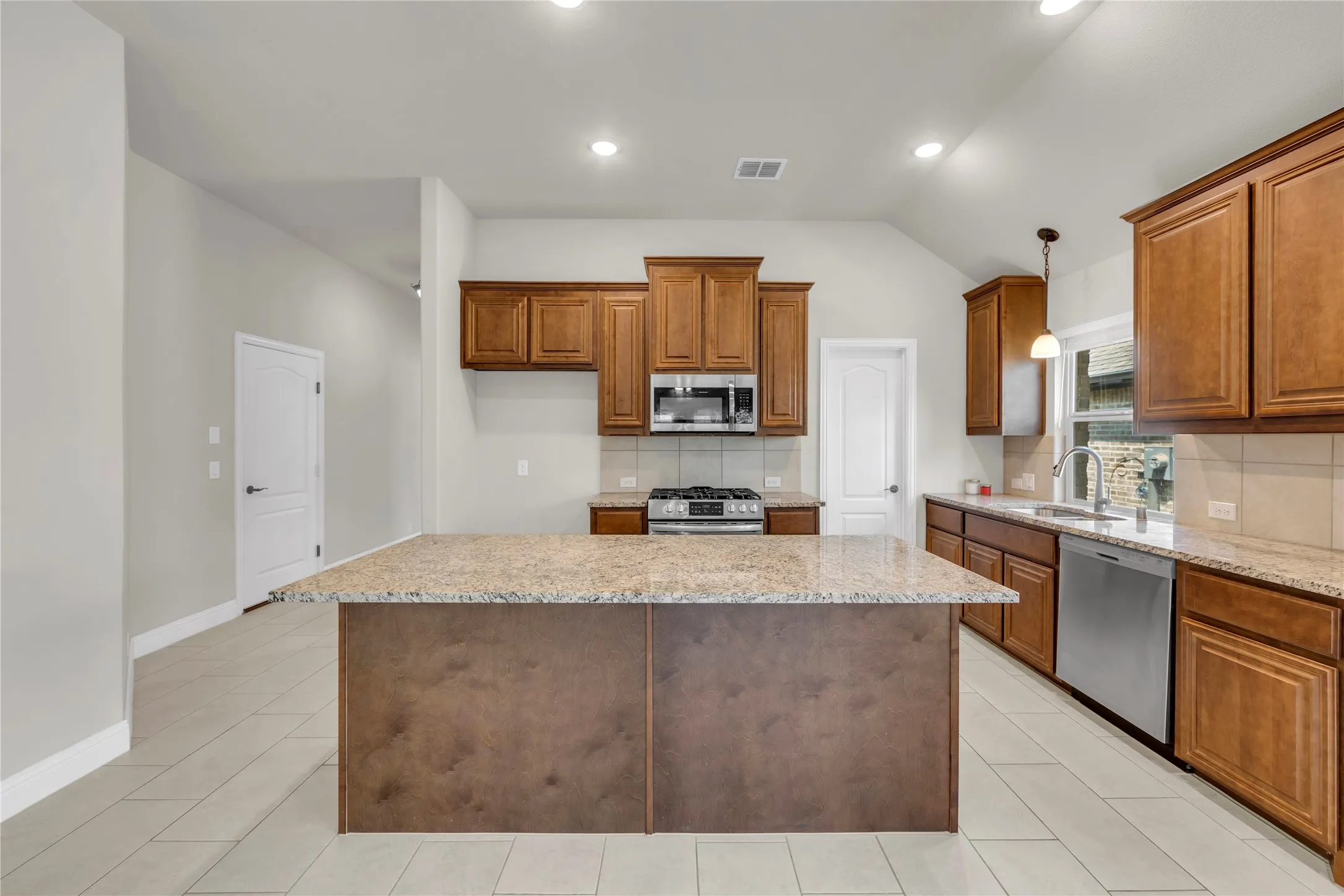Single Family Residence For Sale in Collin County , 452 W Autumn Hill Bluff, Lavon, Texas 75166, 4 Bedroom, 3 Bathroom, 2 Garage spaces, 2,479 Sqft, built in 2022, Preowned, Price $399,774, mls#21247477, Real Estate Agent in Lavon, Homes For Sale in Collin county, Homes For Sale in Lavon, Realtor in Lavon Texas, Real Estate Brokerage Independent Realty Texas, Luminita Cordes Realtor