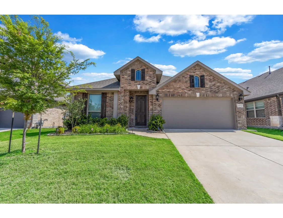 Single Family Residence For Sale in Collin County , 452 W Autumn Hill Bluff, Lavon, Texas 75166, 4 Bedroom, 3 Bathroom, 2 Garage spaces, 2,479 Sqft, built in 2022, Preowned, Price $399,774, mls#21247477, Real Estate Agent in Lavon, Homes For Sale in Collin county, Homes For Sale in Lavon, Realtor in Lavon Texas, Real Estate Brokerage Independent Realty Texas, Luminita Cordes Realtor
