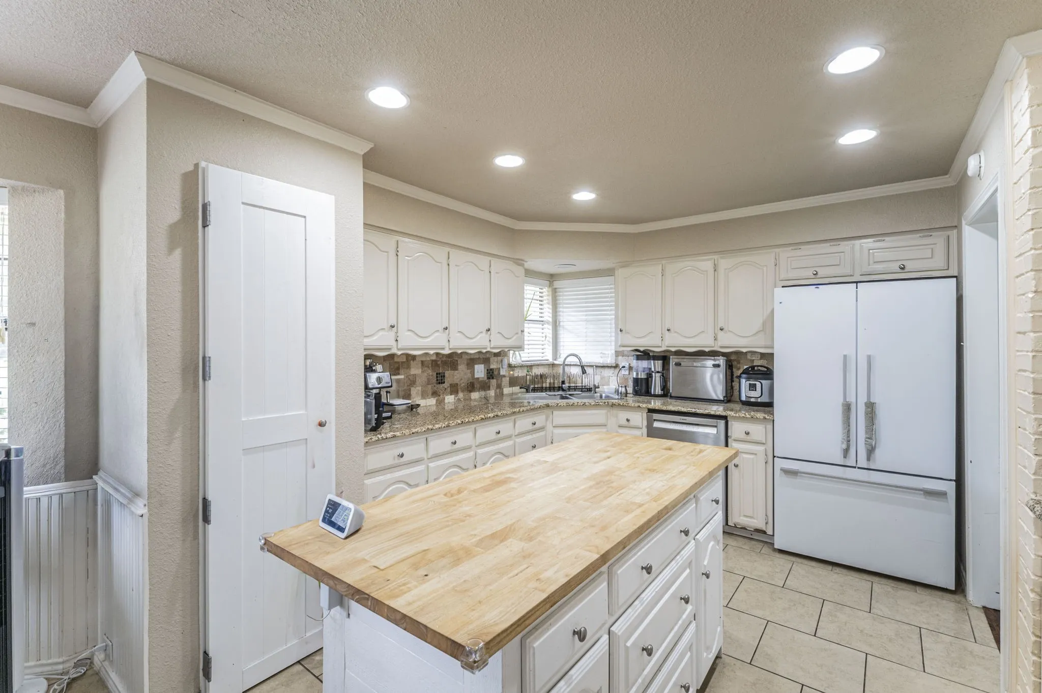 Single Family Residence For Sale in Denton County , 1500 Sunnyslope Drive, Carrollton, Texas 75007, 3 Bedrooms, 2 Bathrooms, 2 Garage spaces, 1,967 Sqft, built in 1983, Preowned, Price $420,000, mls#21246699, Real Estate Agent in Carrollton, Homes For Sale in Denton county, Homes For Sale in Carrollton, Realtor in Carrollton Texas, Real Estate Brokerage Independent Realty Texas, Luminita Cordes Realtor