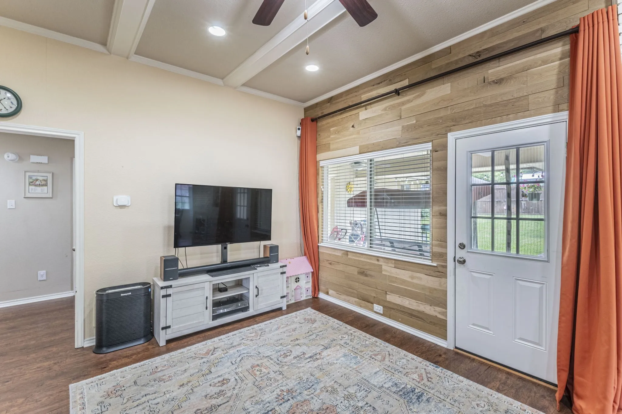 Single Family Residence For Sale in Denton County , 1500 Sunnyslope Drive, Carrollton, Texas 75007, 3 Bedrooms, 2 Bathrooms, 2 Garage spaces, 1,967 Sqft, built in 1983, Preowned, Price $420,000, mls#21246699, Real Estate Agent in Carrollton, Homes For Sale in Denton county, Homes For Sale in Carrollton, Realtor in Carrollton Texas, Real Estate Brokerage Independent Realty Texas, Luminita Cordes Realtor