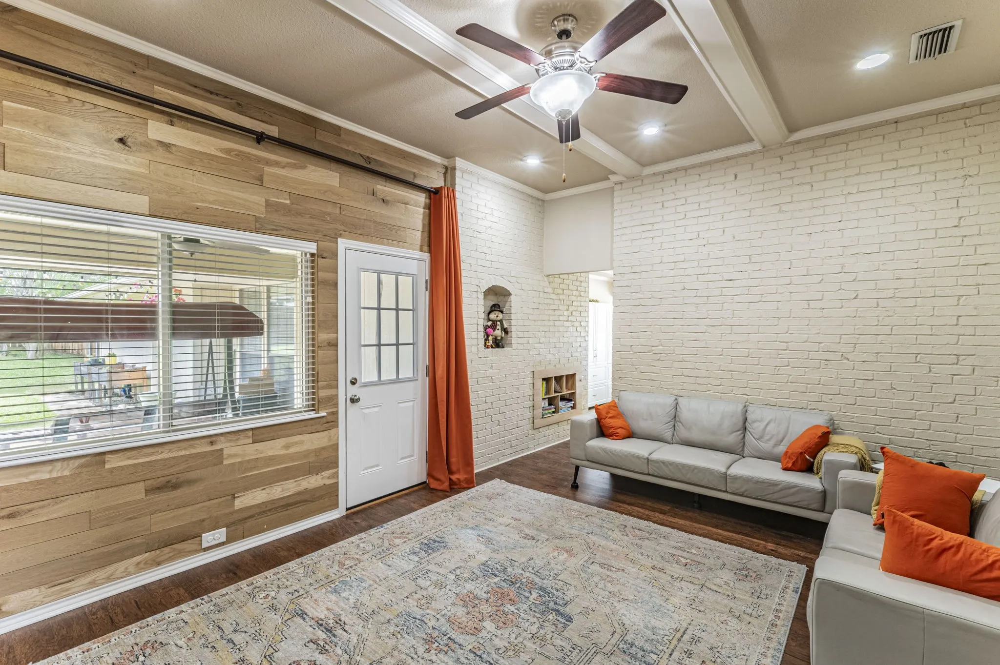 Single Family Residence For Sale in Denton County , 1500 Sunnyslope Drive, Carrollton, Texas 75007, 3 Bedrooms, 2 Bathrooms, 2 Garage spaces, 1,967 Sqft, built in 1983, Preowned, Price $420,000, mls#21246699, Real Estate Agent in Carrollton, Homes For Sale in Denton county, Homes For Sale in Carrollton, Realtor in Carrollton Texas, Real Estate Brokerage Independent Realty Texas, Luminita Cordes Realtor