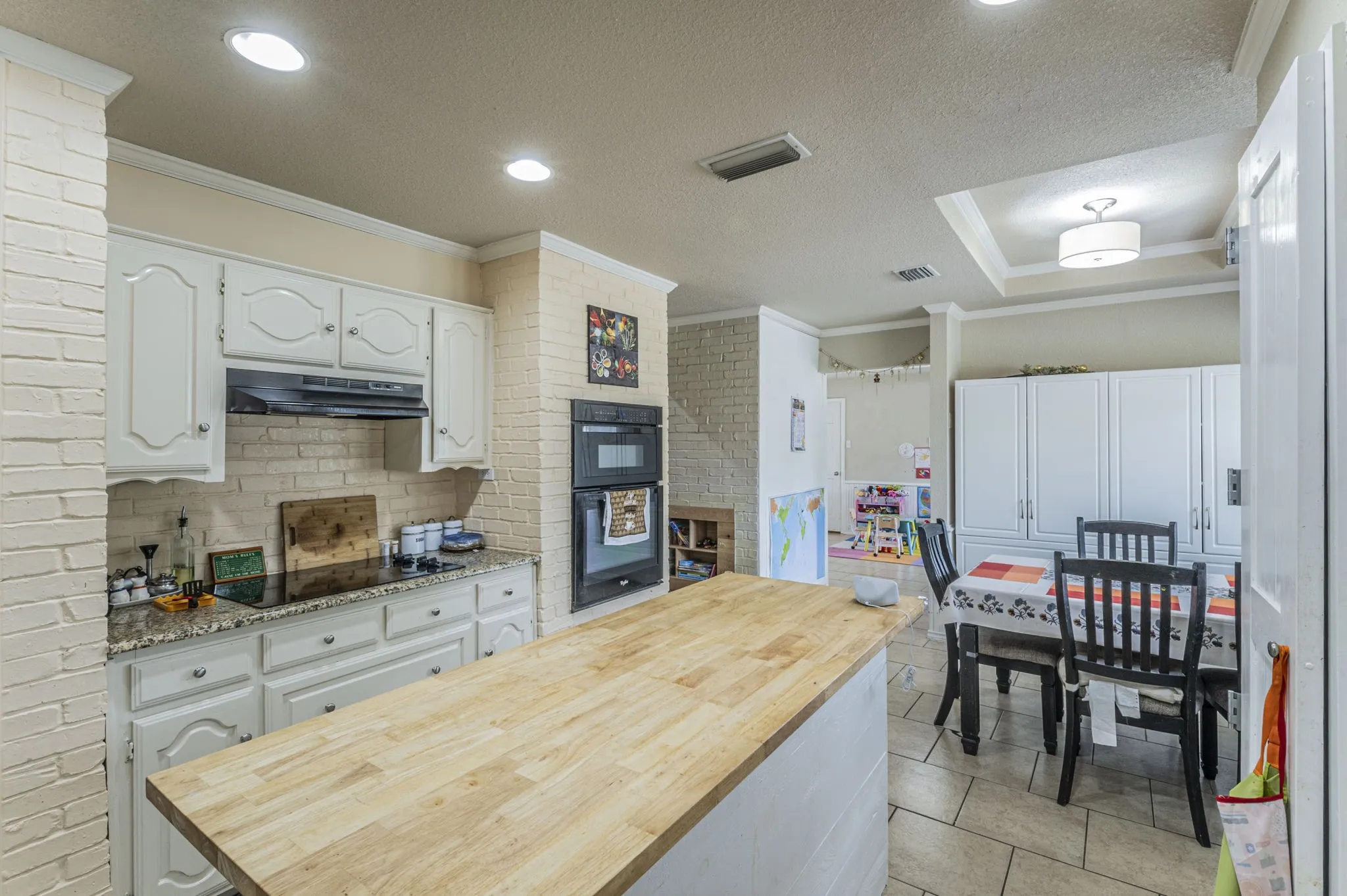 Single Family Residence For Sale in Denton County , 1500 Sunnyslope Drive, Carrollton, Texas 75007, 3 Bedrooms, 2 Bathrooms, 2 Garage spaces, 1,967 Sqft, built in 1983, Preowned, Price $420,000, mls#21246699, Real Estate Agent in Carrollton, Homes For Sale in Denton county, Homes For Sale in Carrollton, Realtor in Carrollton Texas, Real Estate Brokerage Independent Realty Texas, Luminita Cordes Realtor