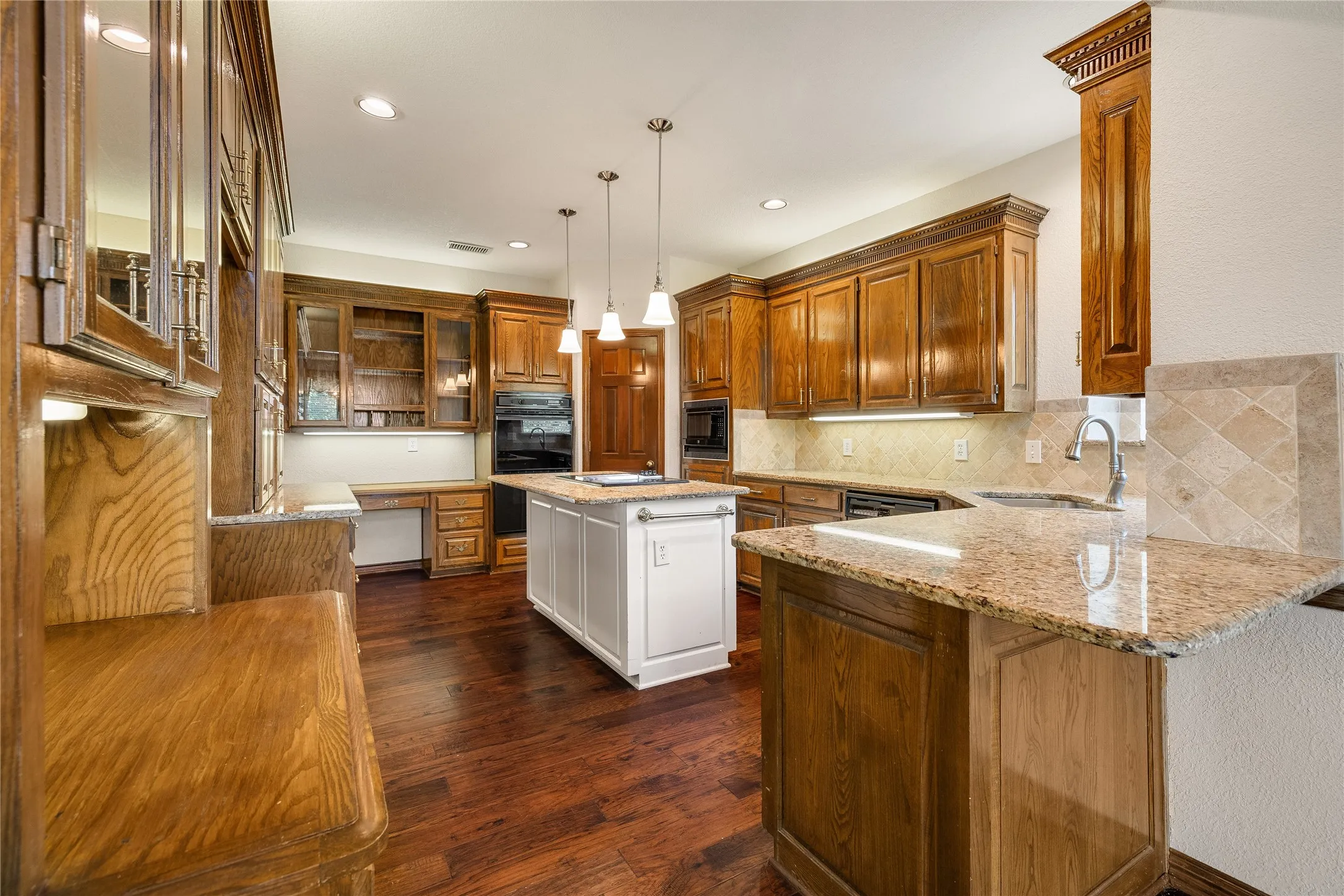 Single Family Residence For Sale in Collin County , 820 Foxwood Lane, Wylie, Texas 75098, 3 Bedroom, 3 Bathroom, 2 Garage spaces, 2,619 Sqft, built in 1988, Preowned, mls#21251533, Real Estate Agent in Wylie, Homes For Sale in Collin county, Homes For Sale in Wylie, Realtor in Wylie Texas, Real Estate Brokerage Independent Realty Texas, Luminita Cordes Realtor