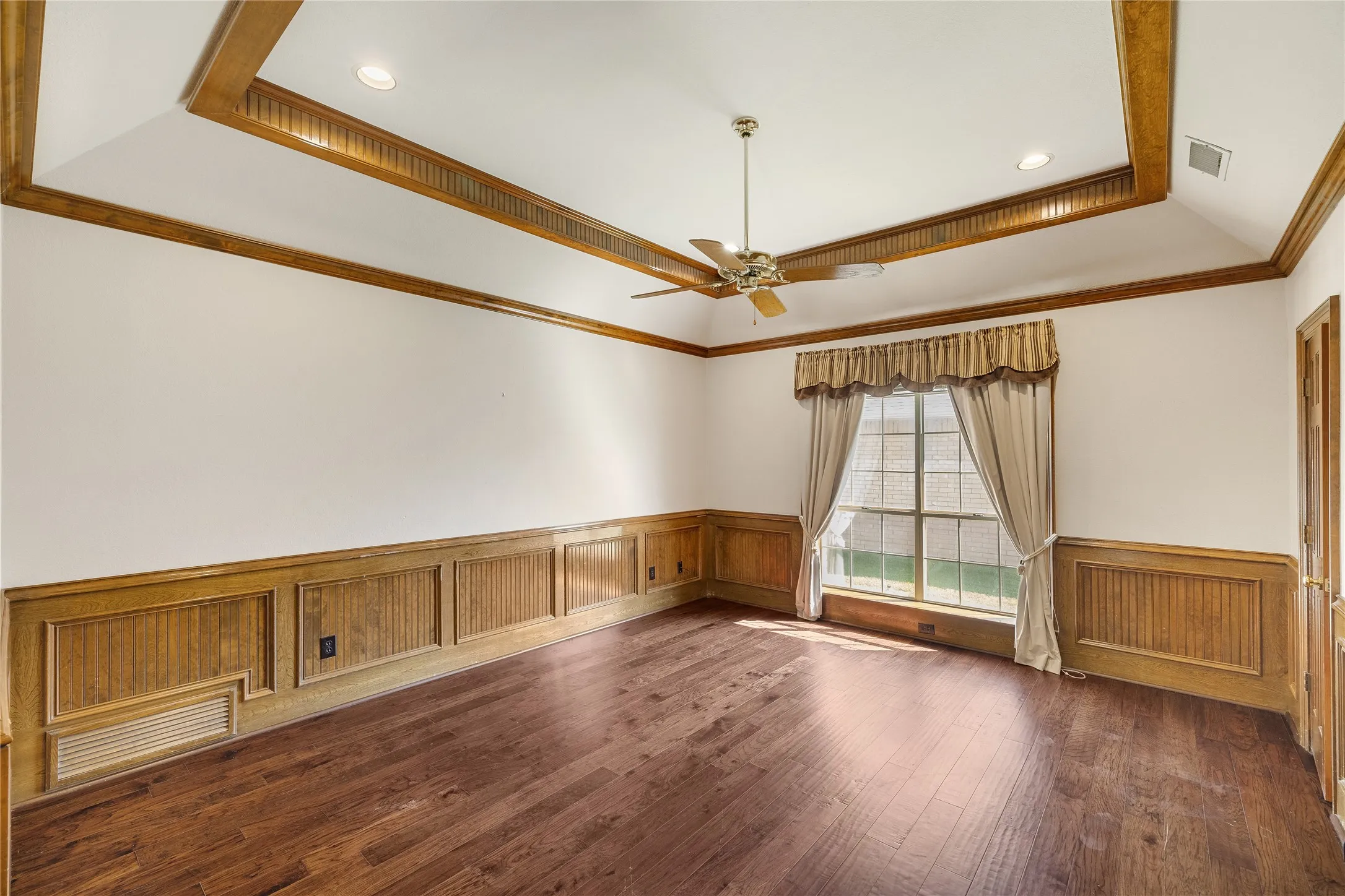 Single Family Residence For Sale in Collin County , 820 Foxwood Lane, Wylie, Texas 75098, 3 Bedroom, 3 Bathroom, 2 Garage spaces, 2,619 Sqft, built in 1988, Preowned, mls#21251533, Real Estate Agent in Wylie, Homes For Sale in Collin county, Homes For Sale in Wylie, Realtor in Wylie Texas, Real Estate Brokerage Independent Realty Texas, Luminita Cordes Realtor